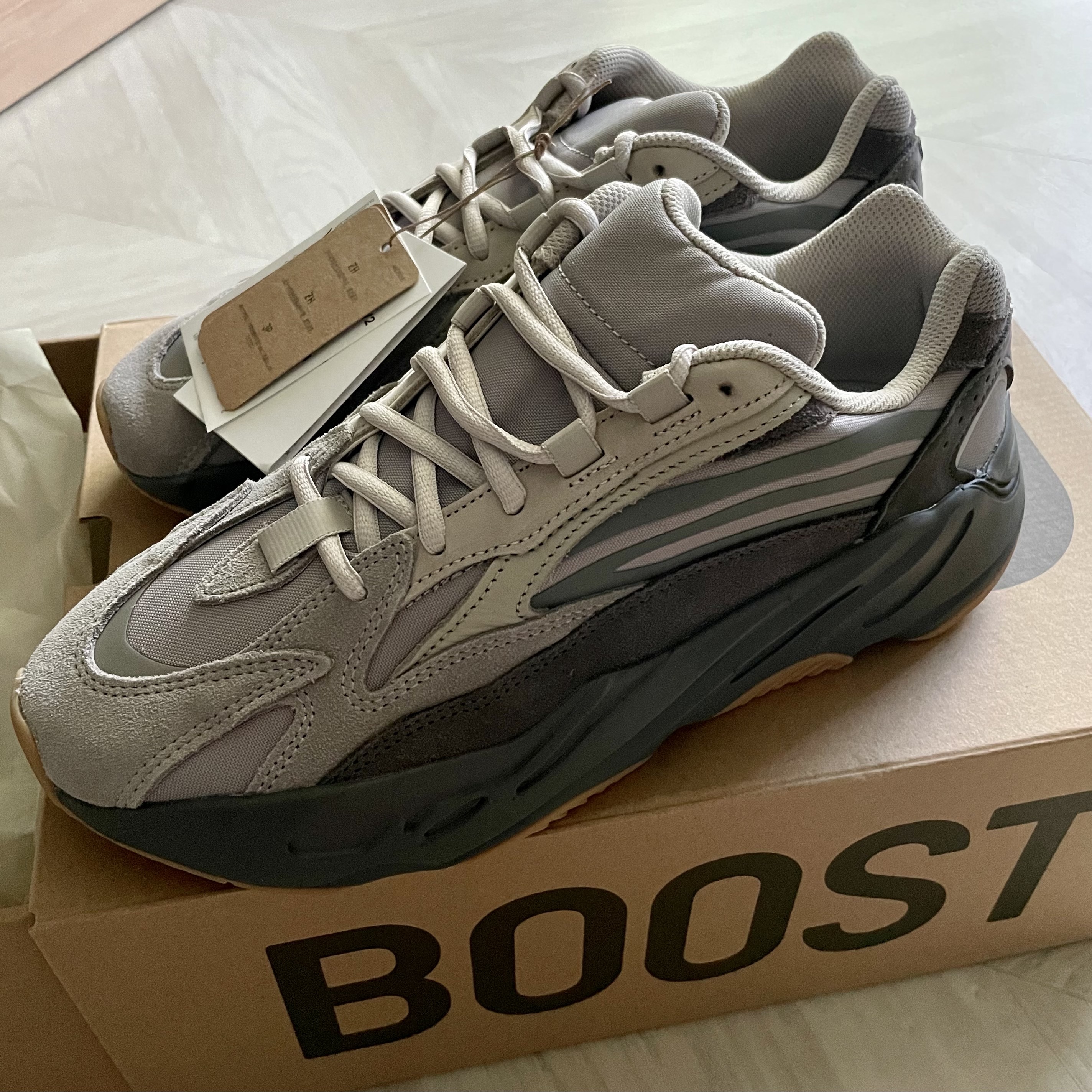 Adidas Yeezy Boost 700 V2 Tephra 2023 착용 스타일 - 1