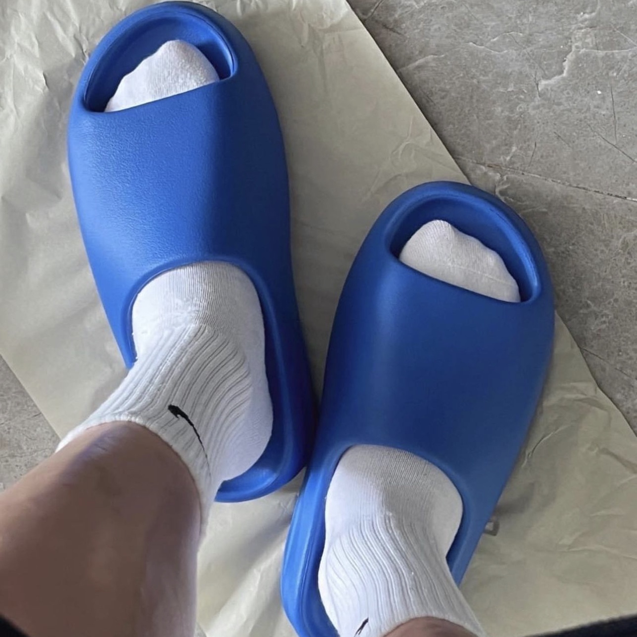 Adidas Yeezy Slide Azure 착용 스타일 - 4