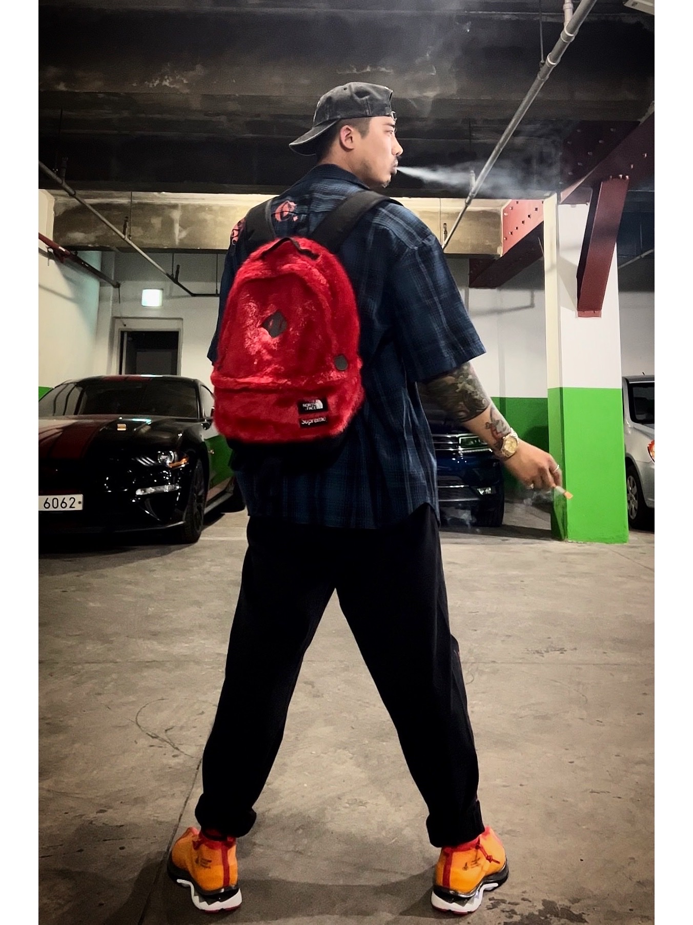 Supreme Pigment Canvas S Logo 6-Panel Black - 23SS, Supreme Bleed Logo S/S Top Black - 20FW 착용 스타일 - 1