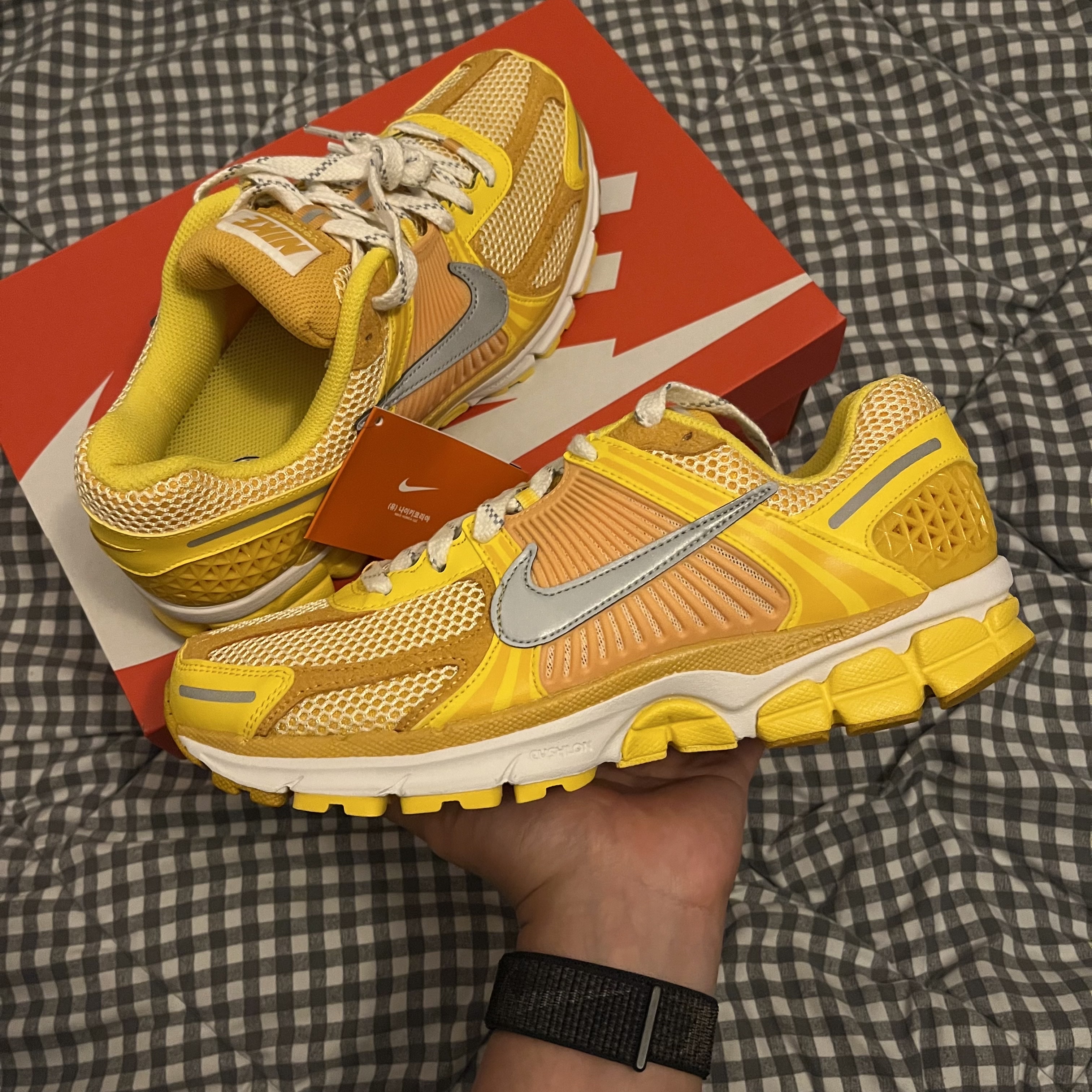 Nike Zoom Vomero 5 Yellow Ochre 착용 스타일 - 2