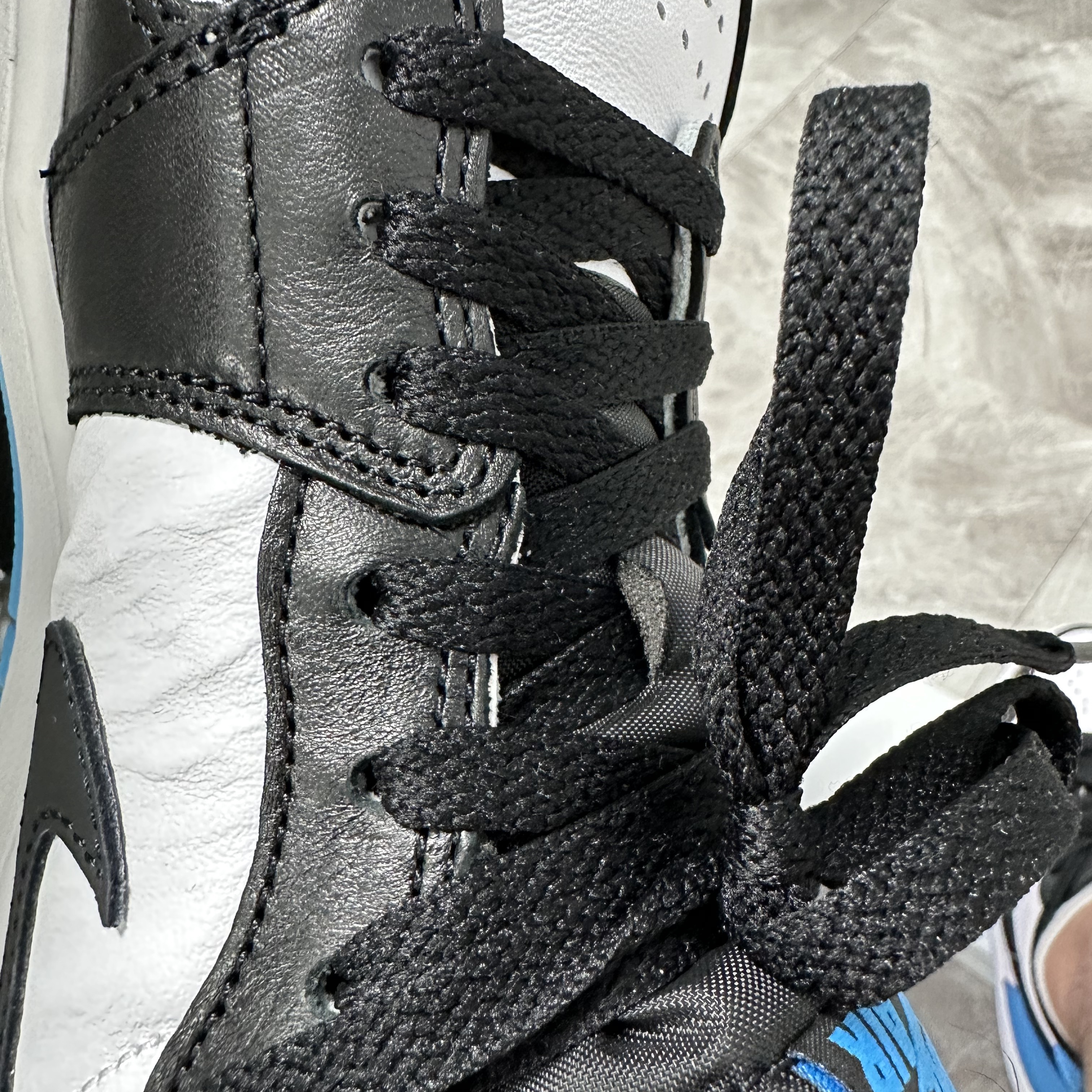 Jordan 1 Retro Low OG Black and Dark Powder Blue 착용 스타일 - 3