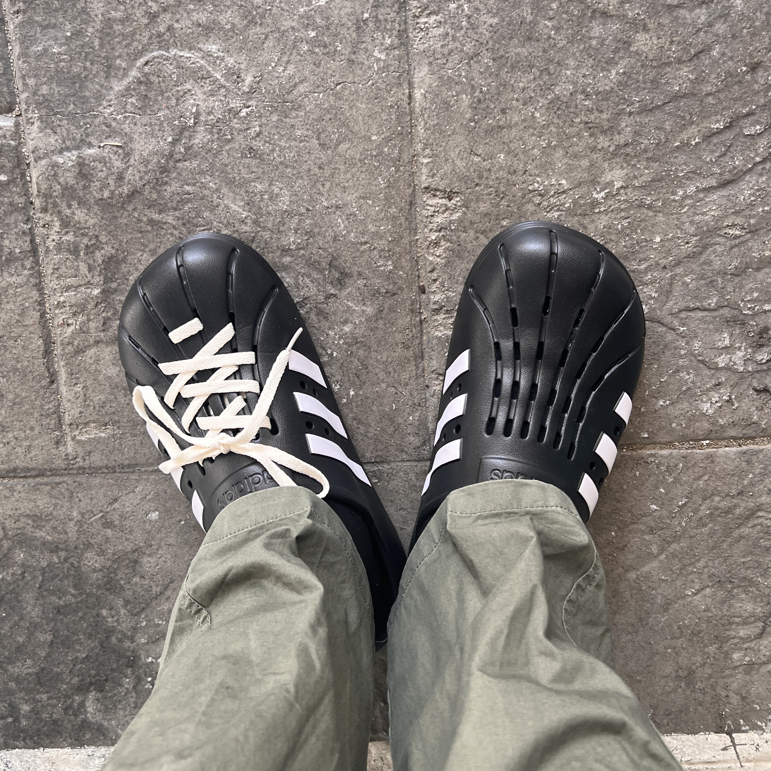 Adidas Adilette Clog Black White 착용 스타일