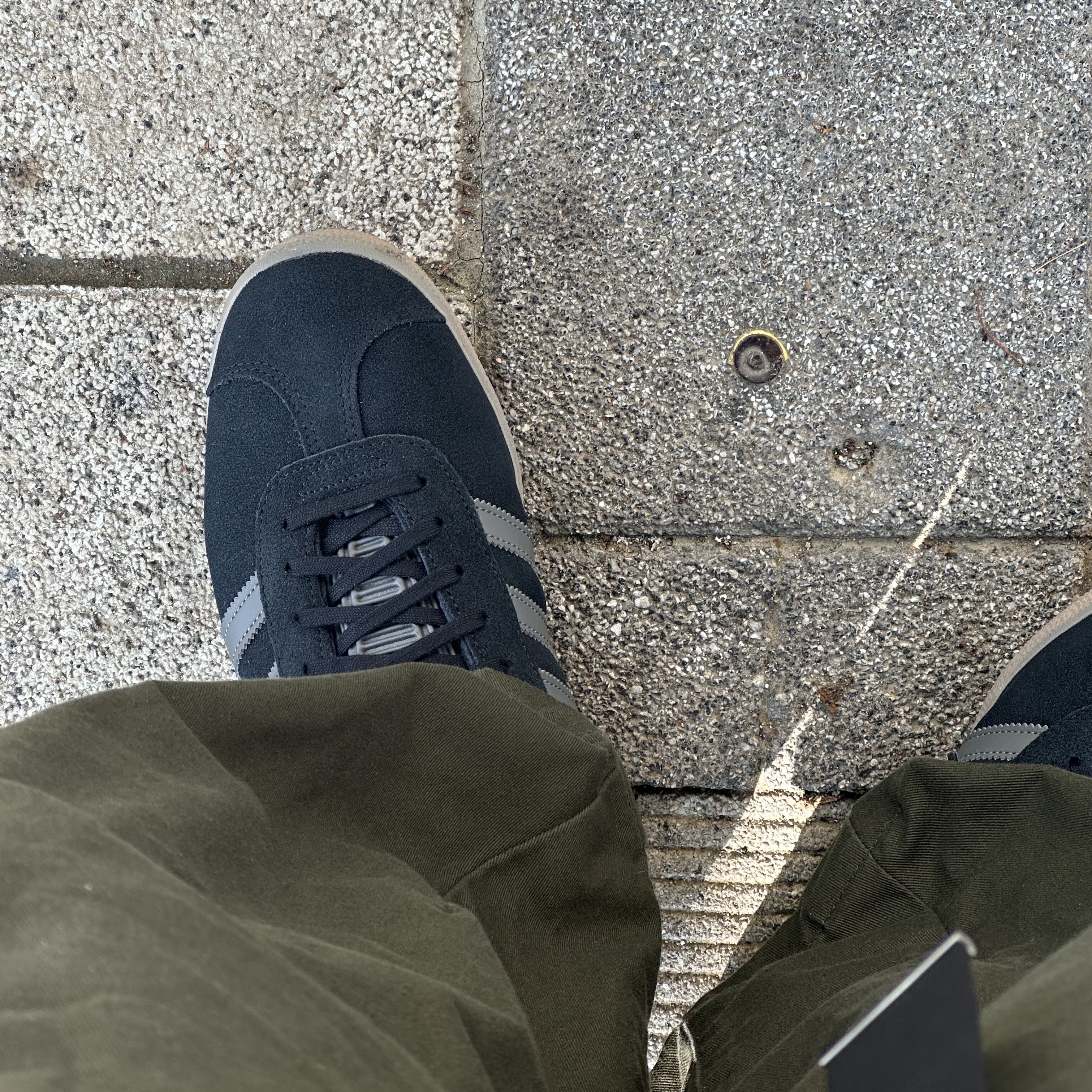 Adidas Gazelle Core Black Pantone 착용 스타일
