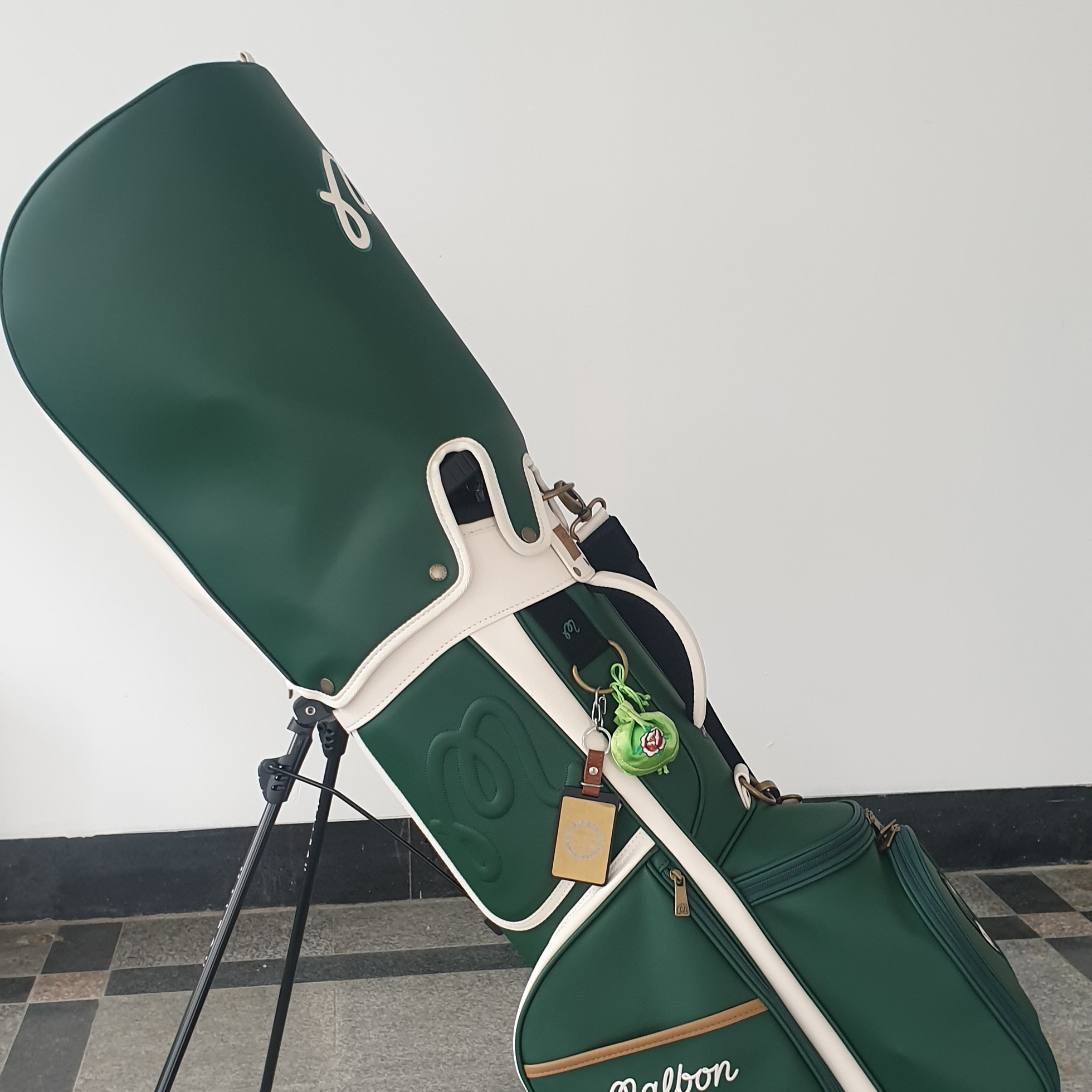 Malbon Golf M Bucket Classic Stand Bag Green, Malbon Golf M Bucket Classic Pouch Green 착용 스타일 - 1