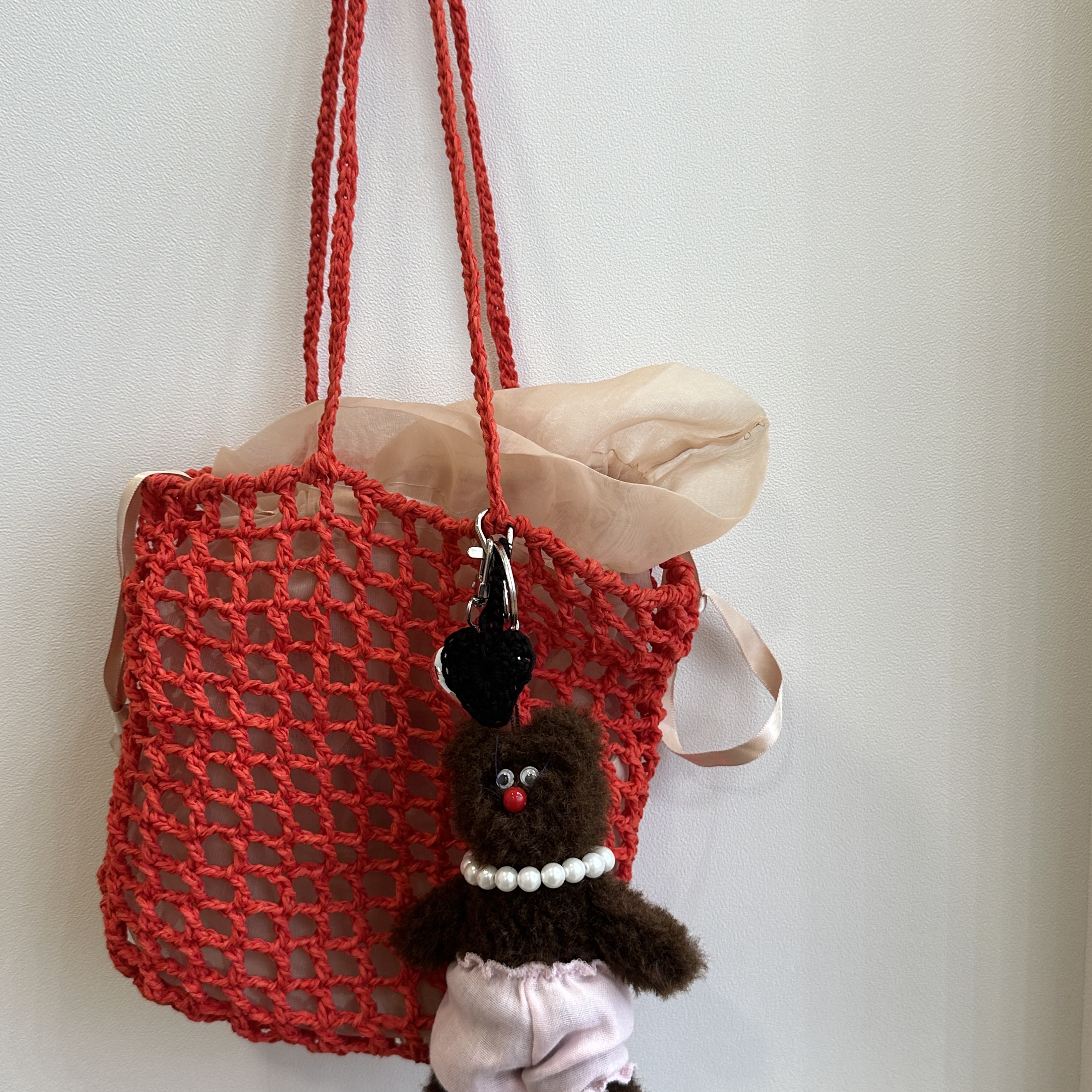 [KREAM 단독] Monamhee Bred Keyring with Pink Pants Brown 착용 스타일 - 2