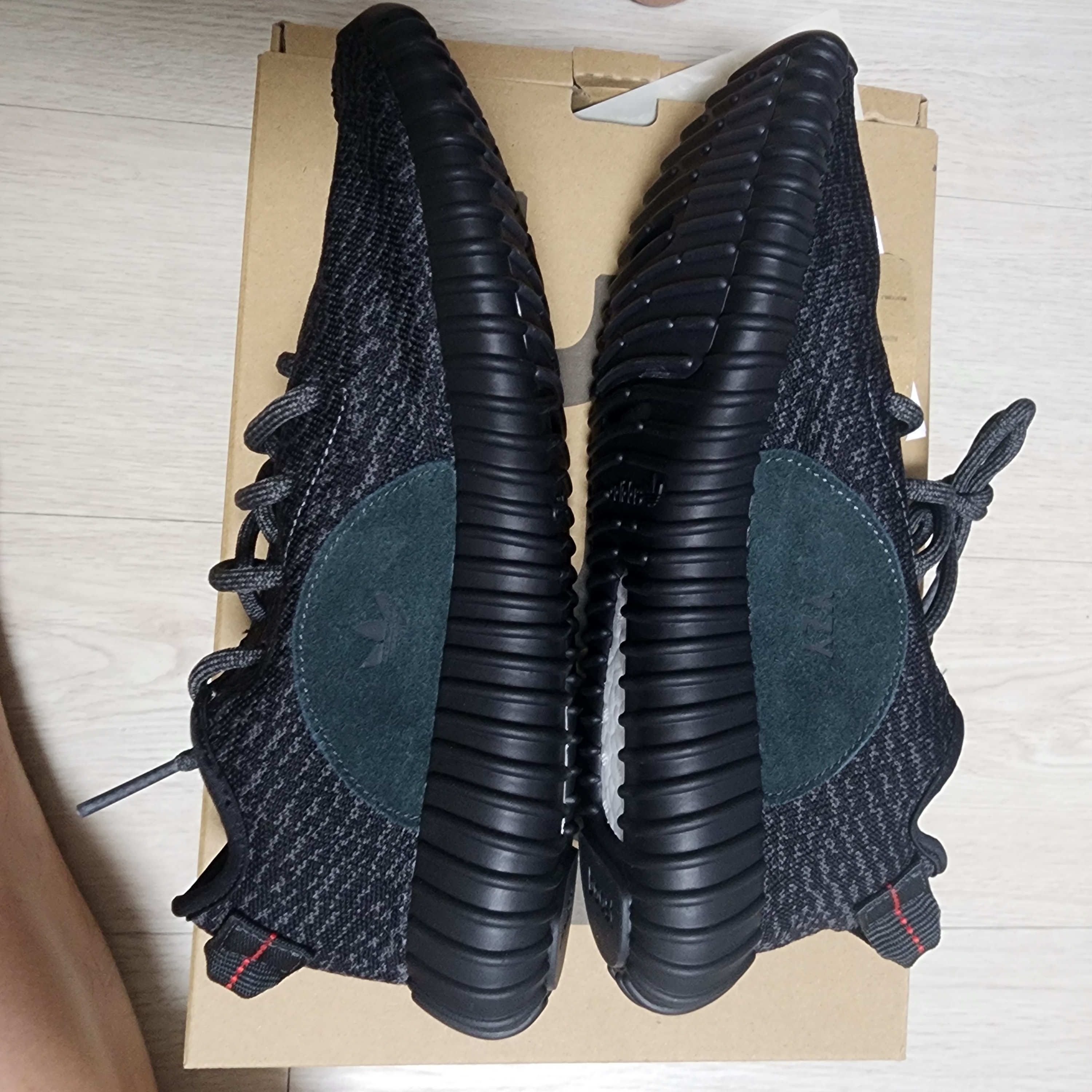 Adidas Yeezy Boost 350 Pirate Black 2023 착용 스타일 - 4