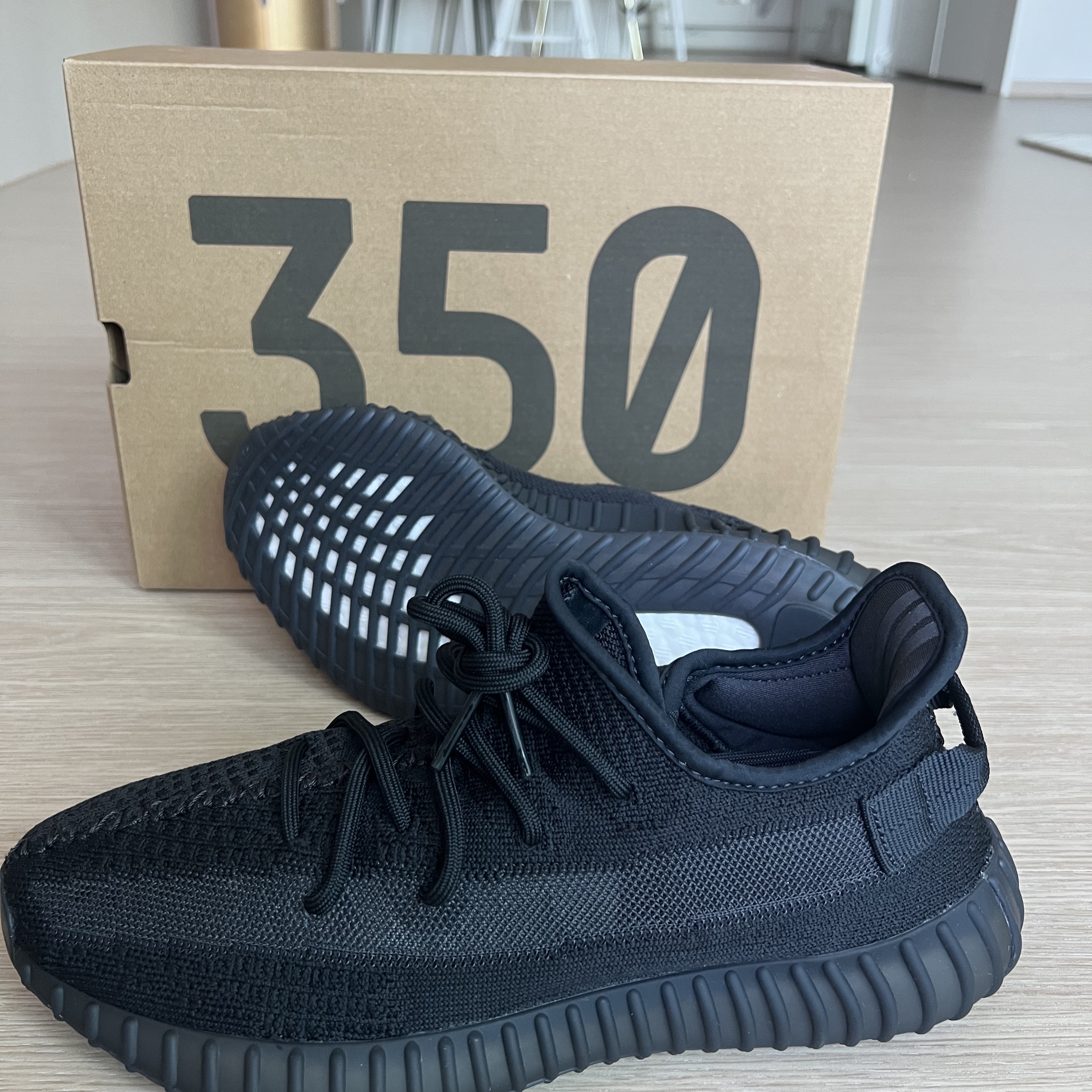 Adidas Yeezy Boost 350 V2 Onyx 착용 스타일