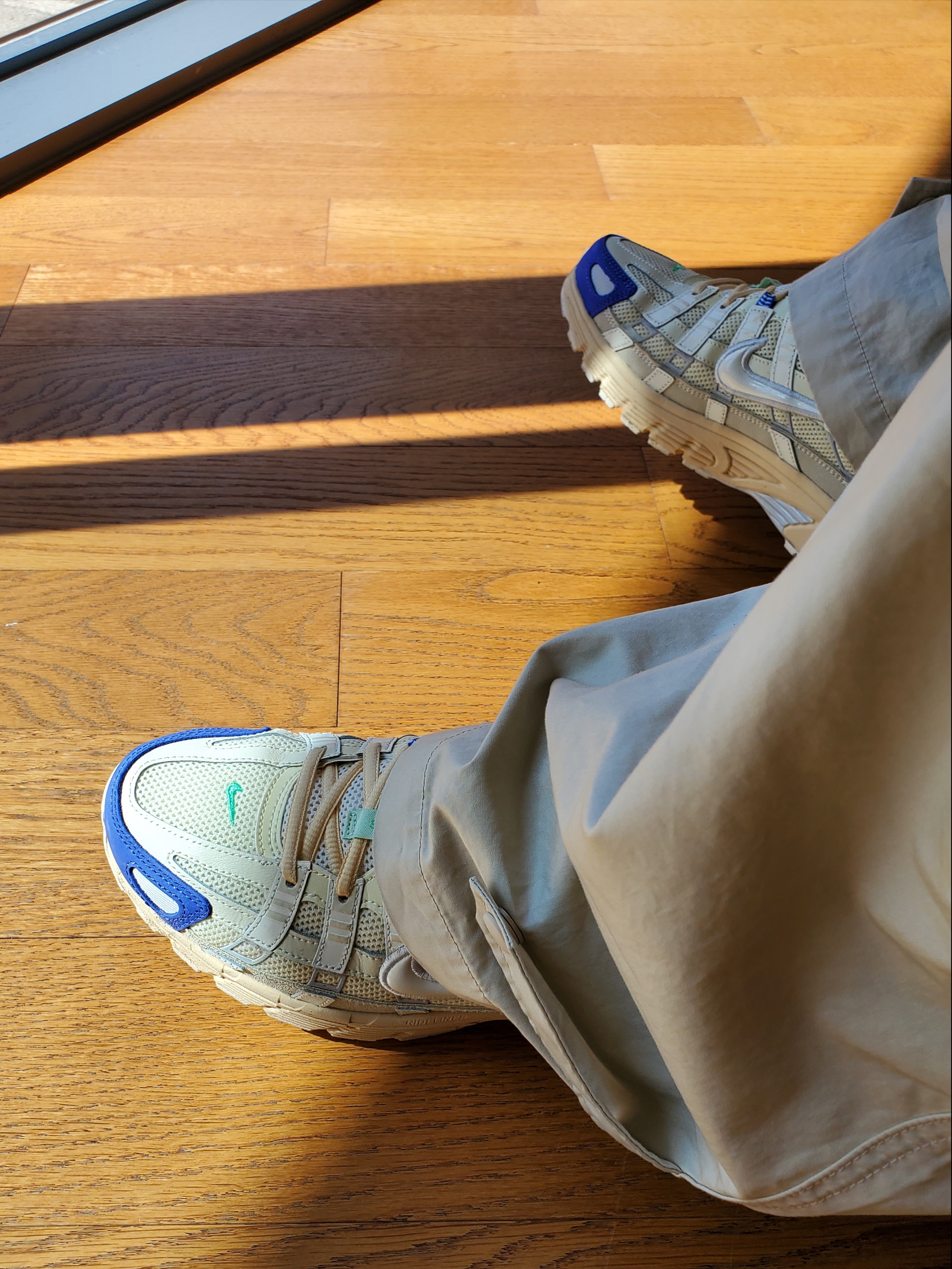 Nike P-6000 Coconut Milk Medium Blue, Essentials x New Era Retro Crown Strapback Navy 착용 스타일 - 1