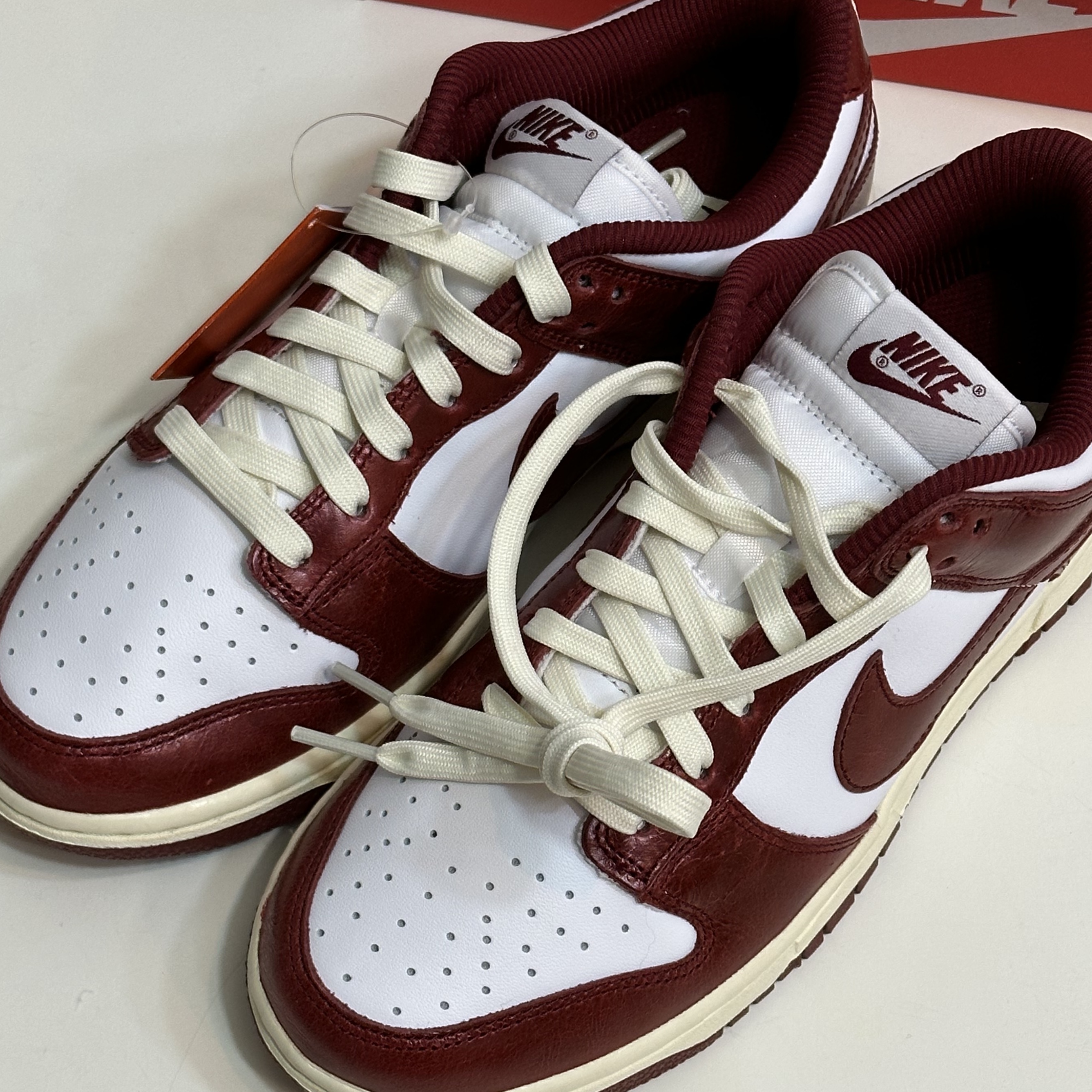 (W) Nike Dunk Low Retro PRM Team Red and White 착용 스타일 - 4