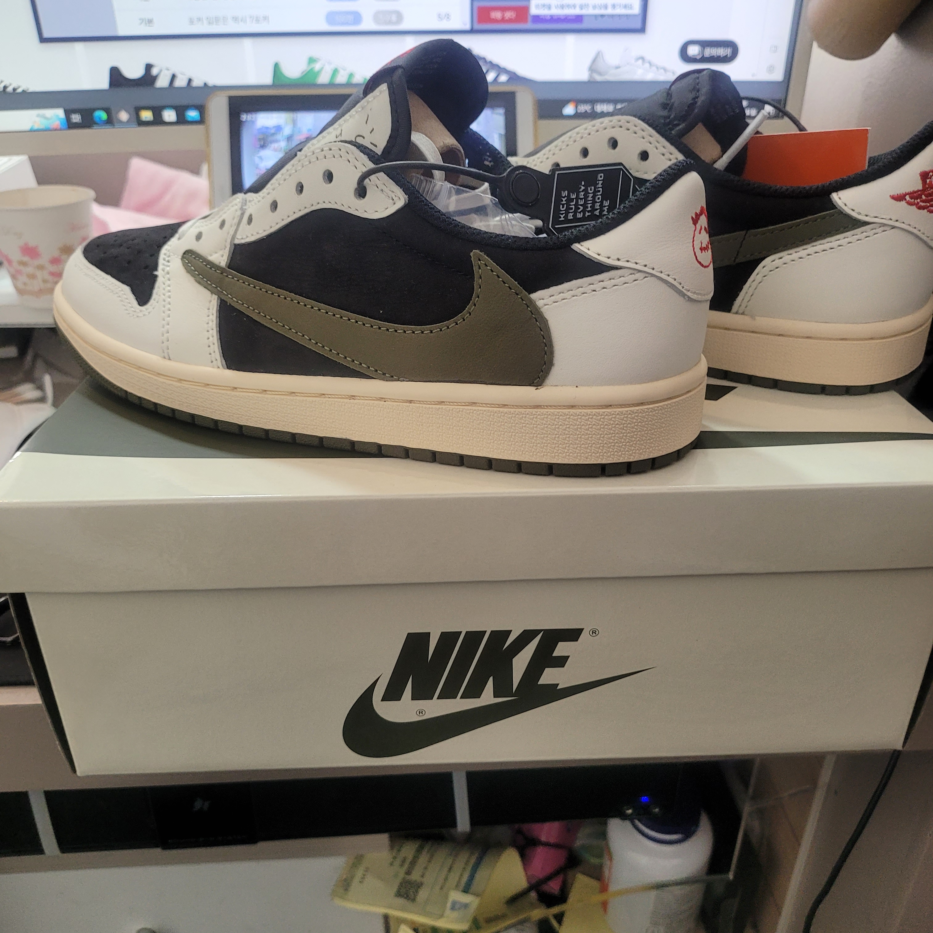(W) Jordan 1 x Travis Scott Retro Low OG SP Medium Olive 착용 스타일 - 1
