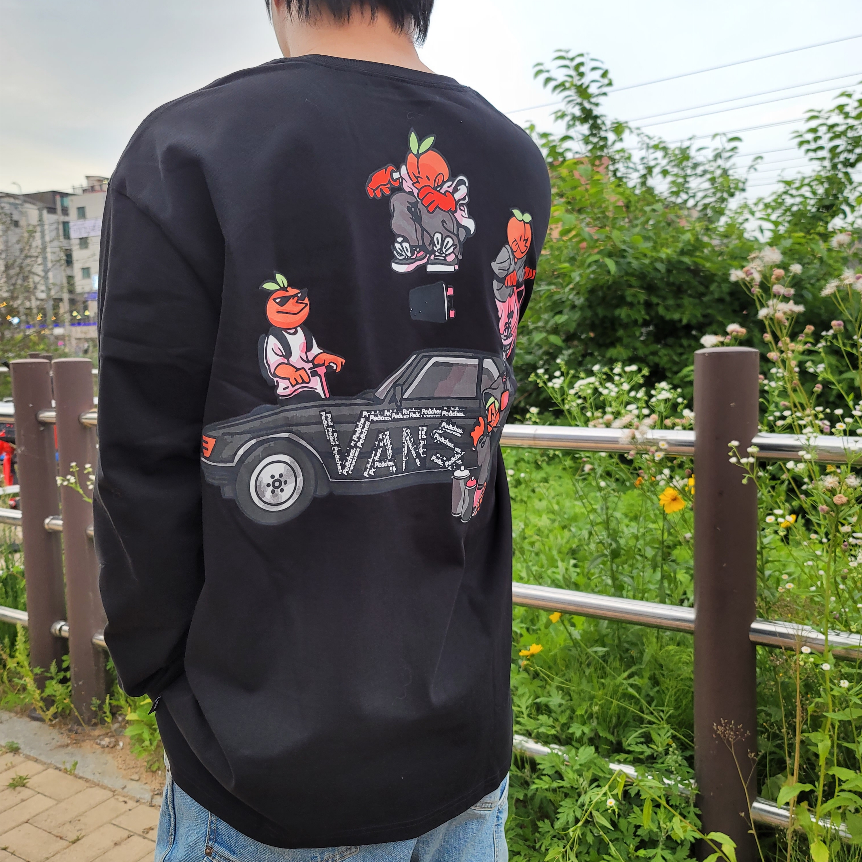 Vans x Peaches. L/S T-Shirt Black 착용 스타일 - 2