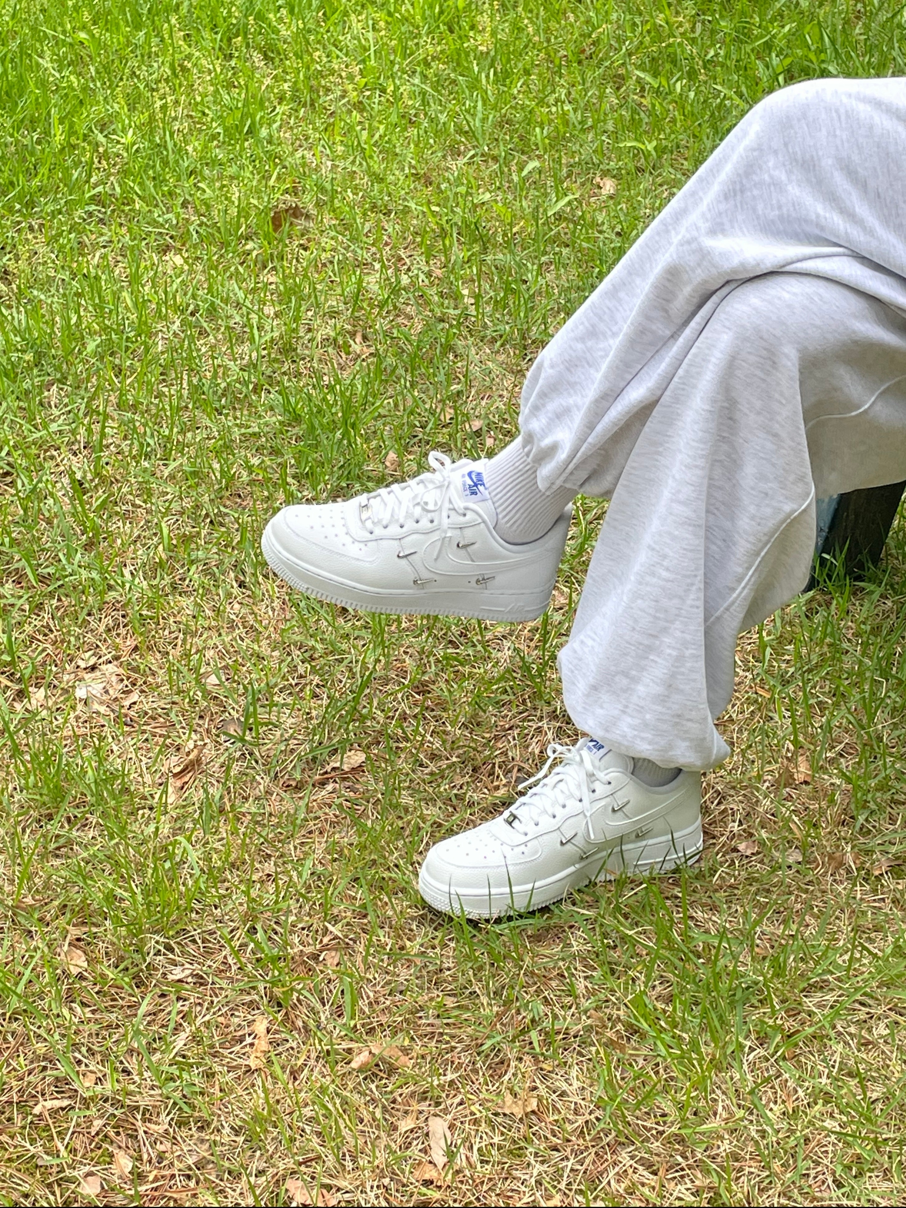 (W) Nike Air Force 1 Low '07 LX Chrome Luxe 착용 스타일 - 3