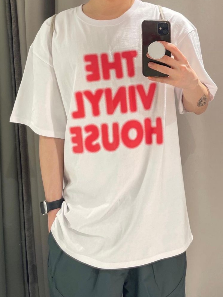 Thevinylhouse Spray Logo T-Shirt White 착용 스타일