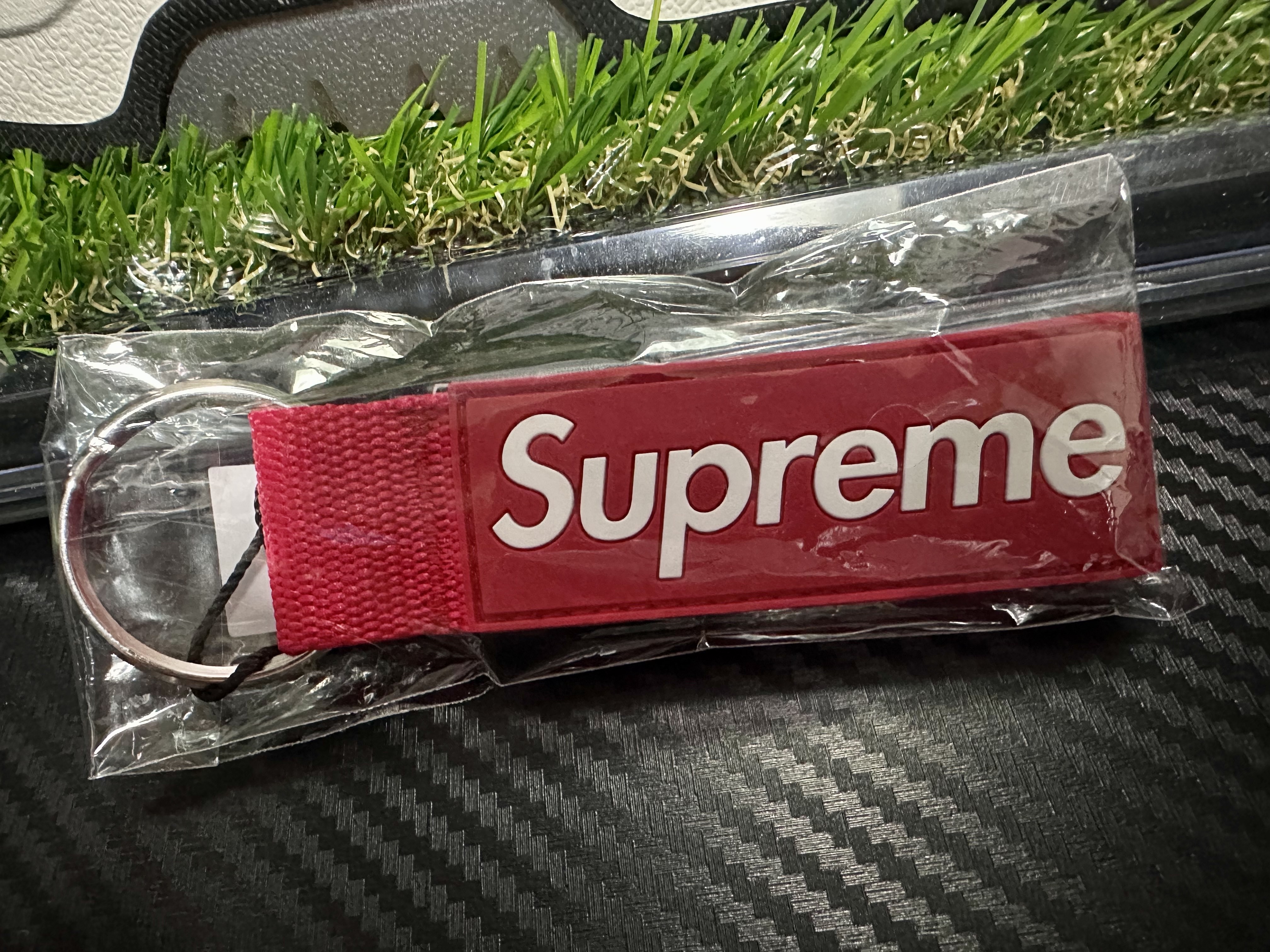 Supreme Webbing Keychain Red - 23SS 착용 스타일
