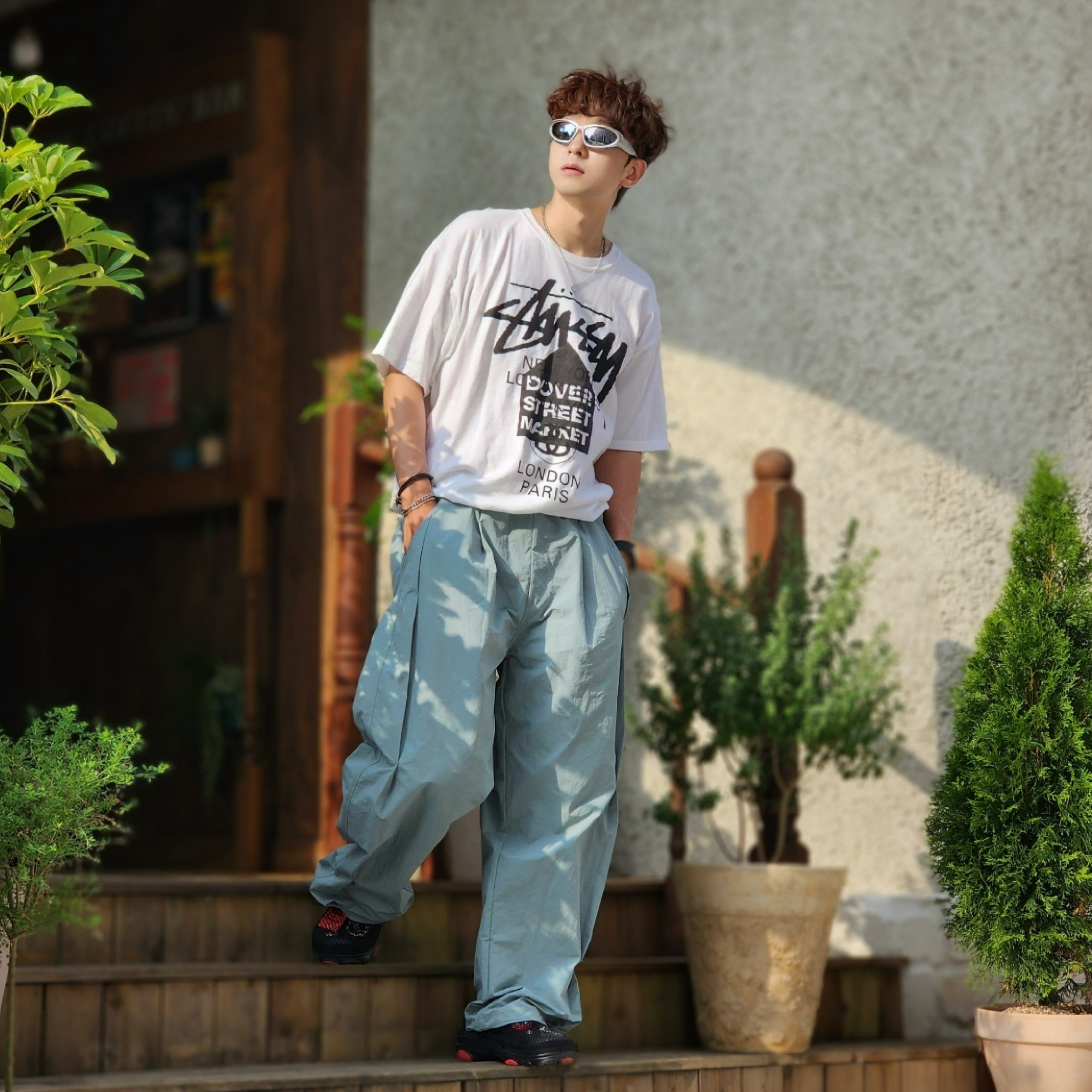 Stussy Sphinx T-shirt Black, Adidas Adilette Clog Black White 착용 스타일 - 5