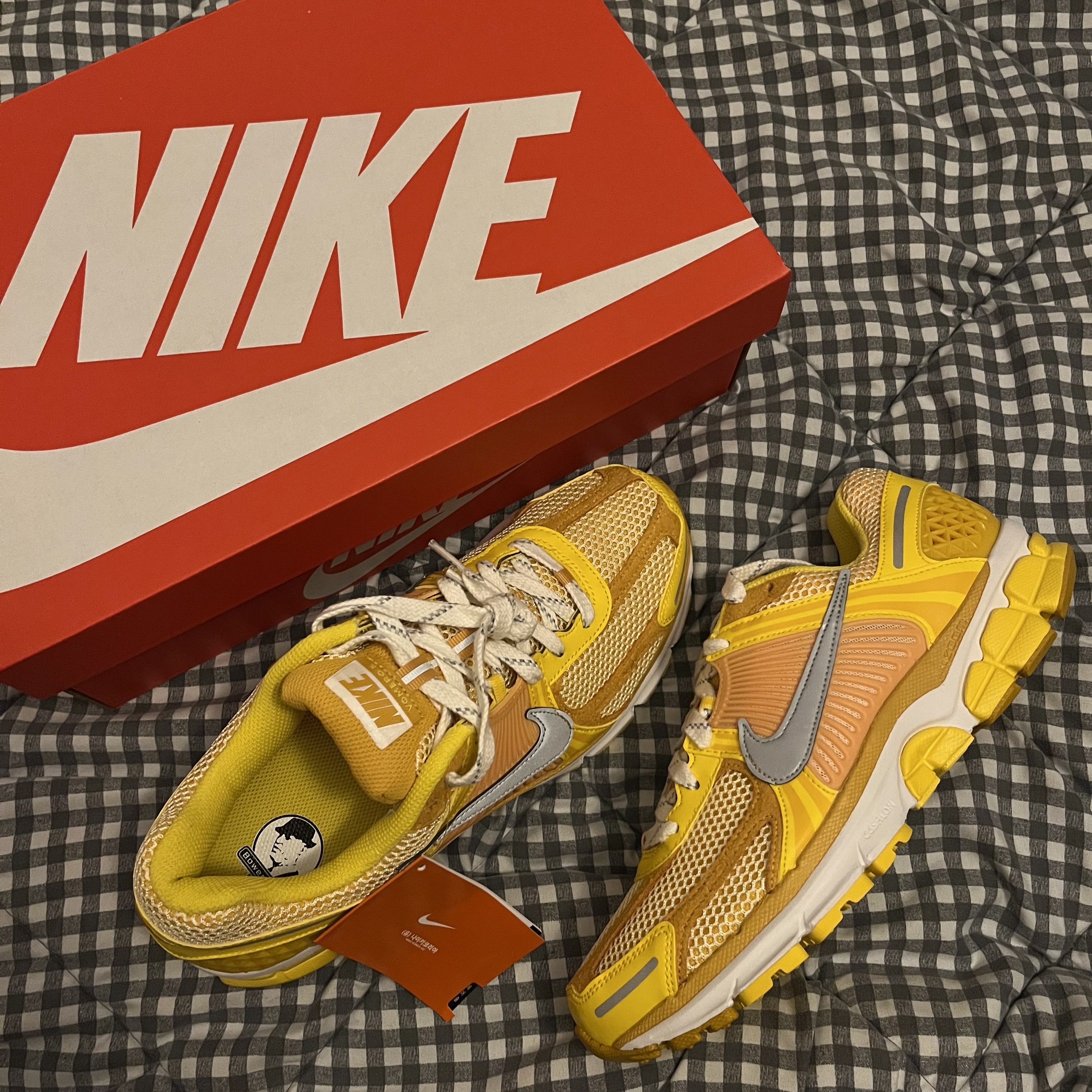Nike Zoom Vomero 5 Yellow Ochre 착용 스타일 - 1