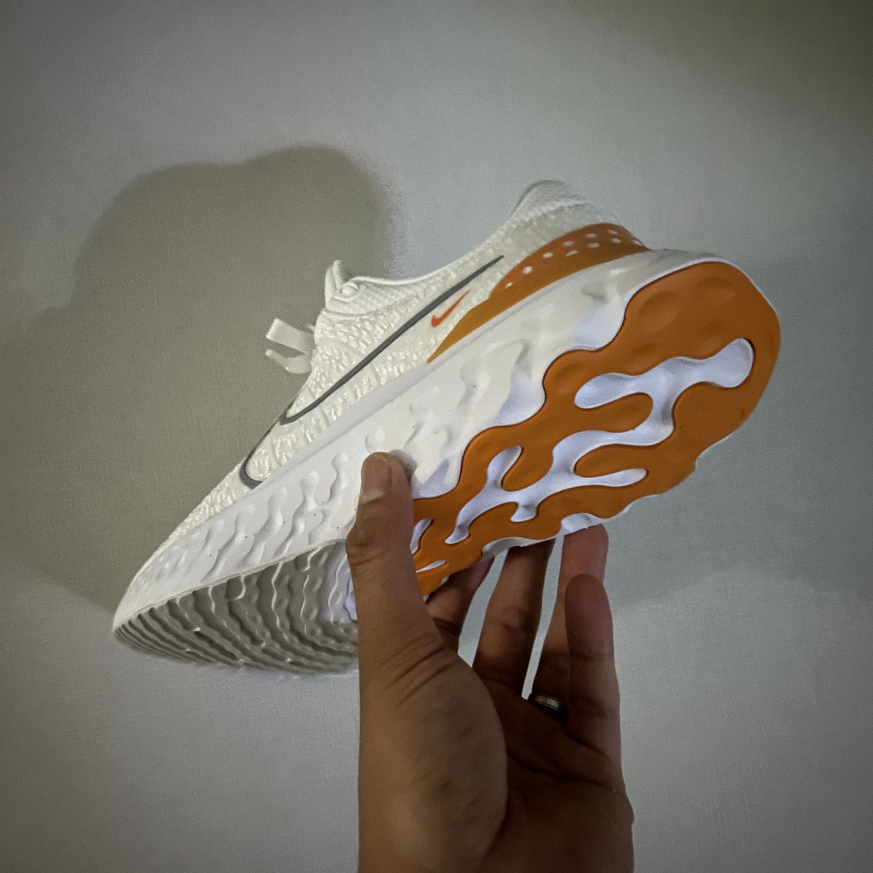 Nike React Infinity Run Flyknit 3 White Grey Kumquat 착용 스타일 - 2