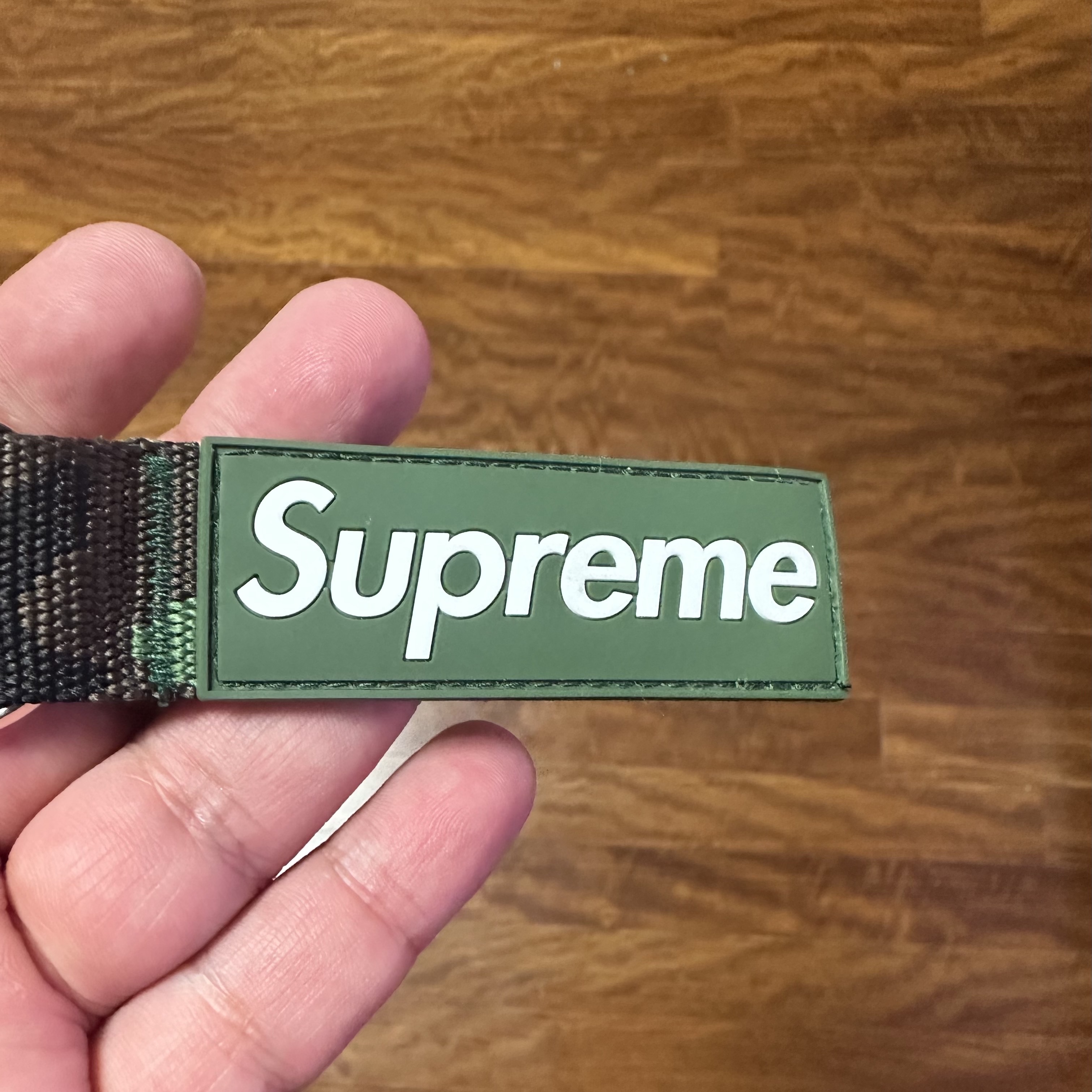 Supreme Webbing Keychain Green Camo - 23SS 착용 스타일