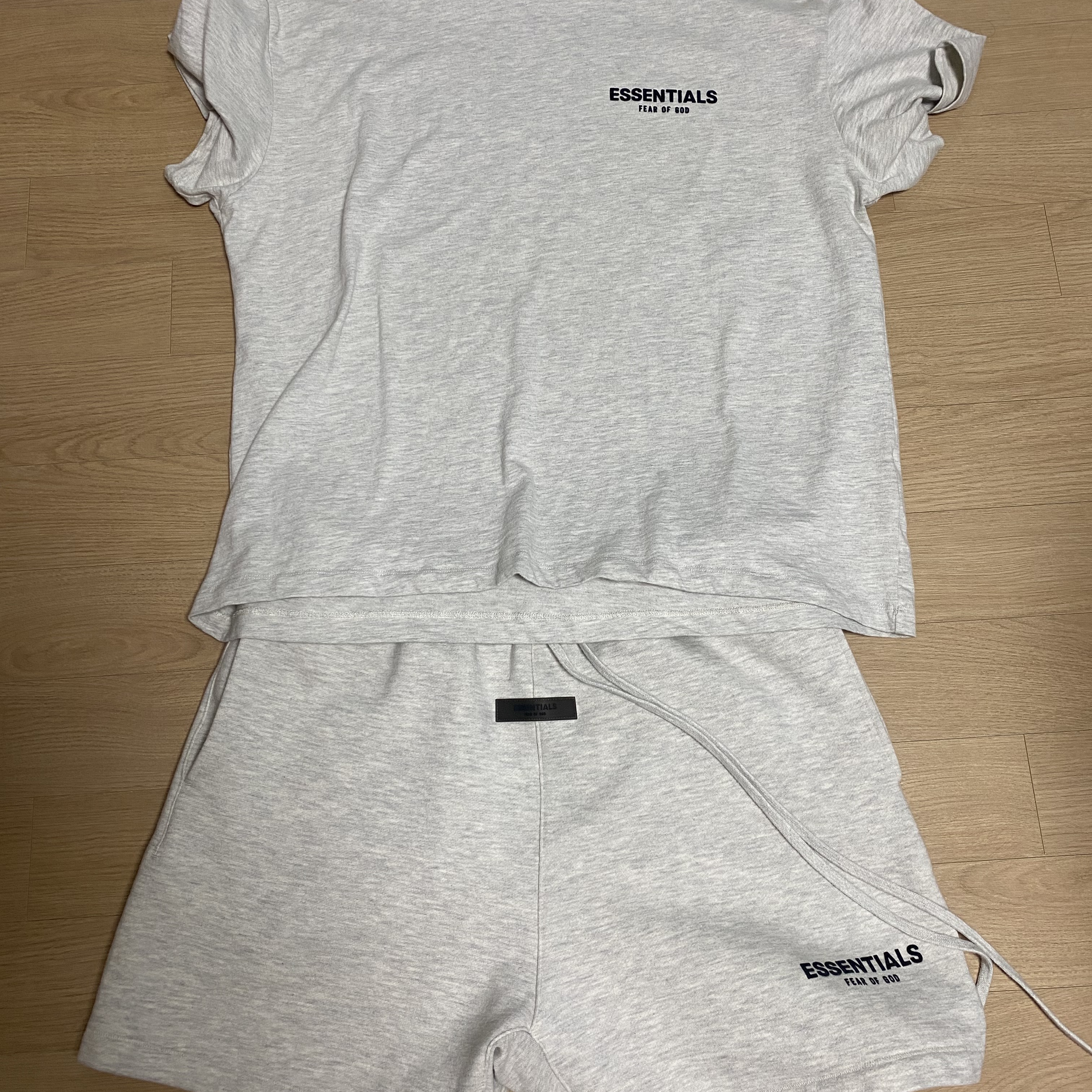 Essentials The Core Collection T-Shirt Light Oatmeal, Essentials The Core Collection Sweatshorts Light Oatmeal 착용 스타일 - 1