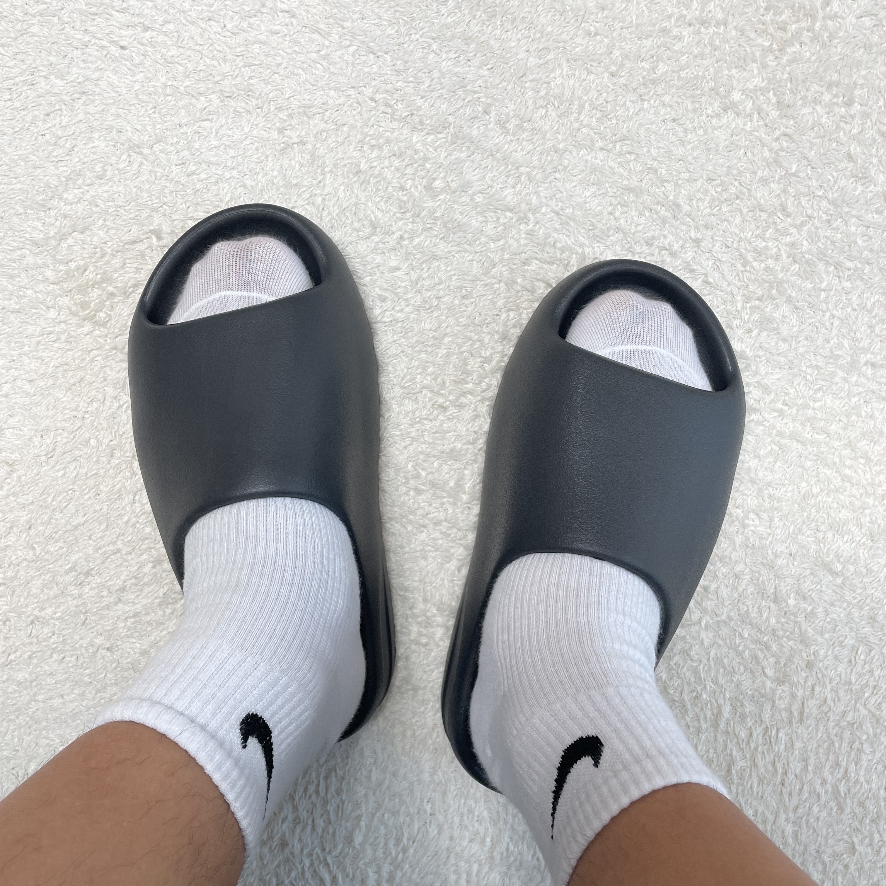 Adidas Yeezy Slide Onyx 착용 스타일 - 2
