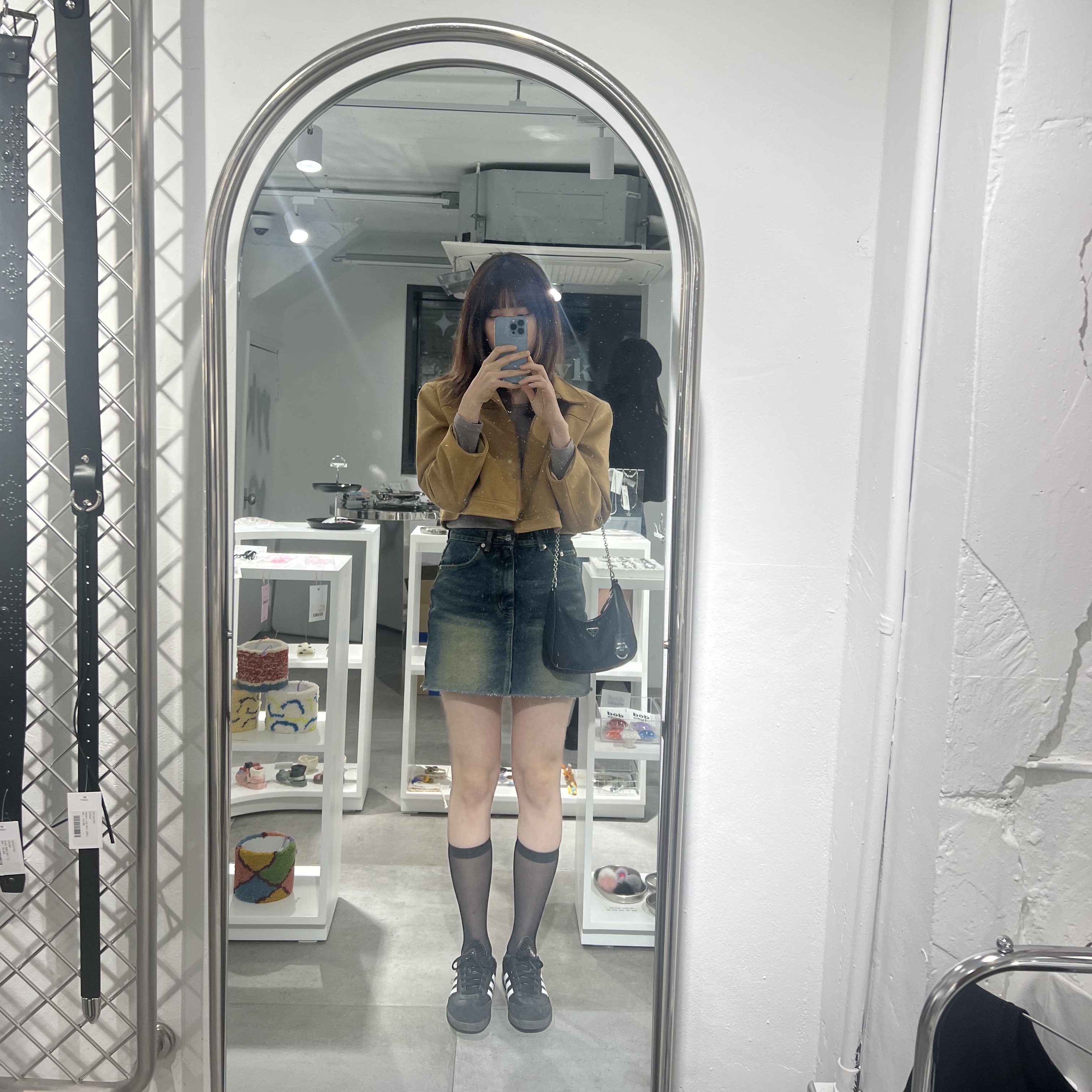 (J) 아디다스 삼바 클래식 코어 블랙, 프라다 리에디션 2005 사피아노 트리밍 리나일론 호보백 블랙 착용 스타일 - 2