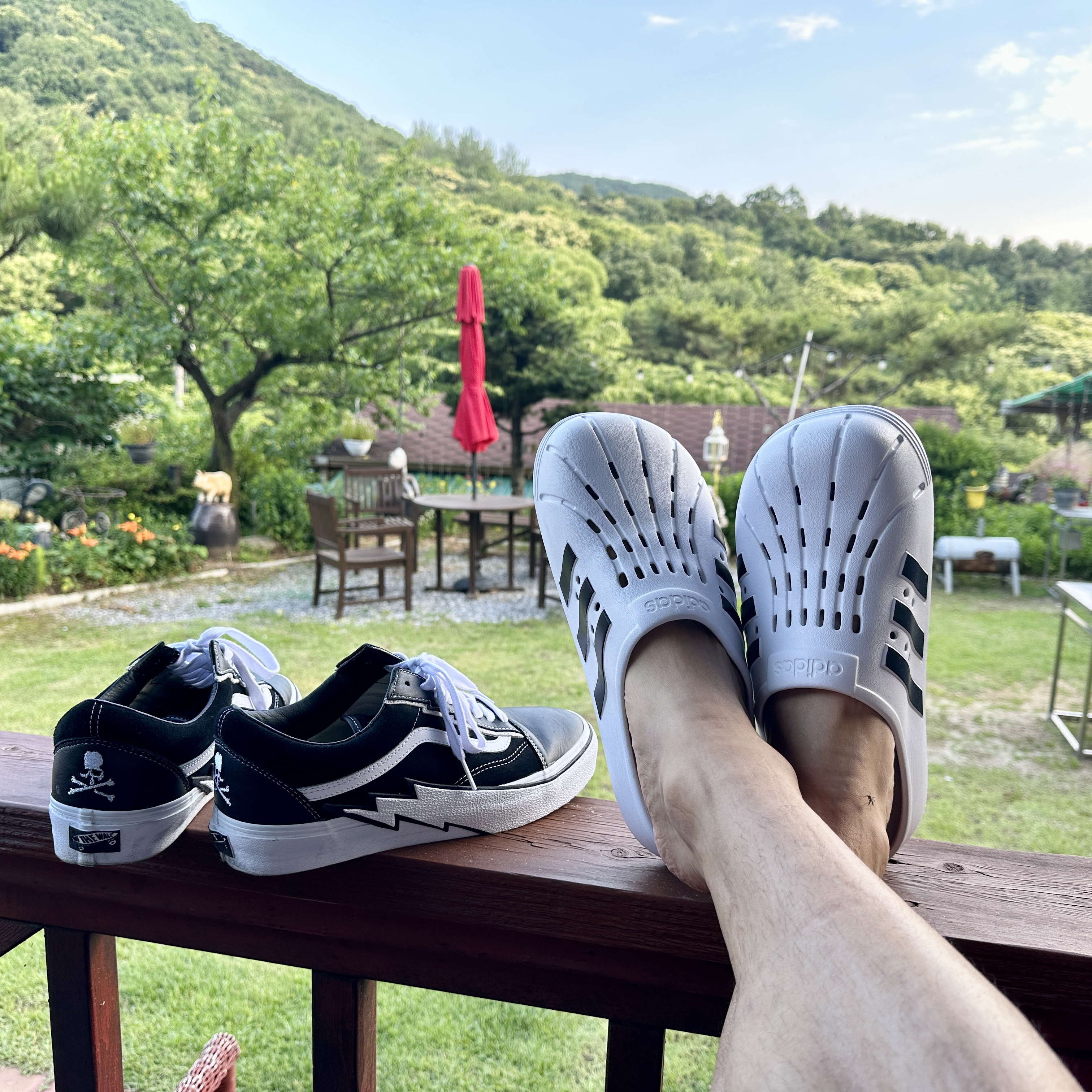 Vans Vault x Mastermind World Old Skool Bolt Black, Adidas Adilette Clog White Black 착용 스타일 - 1