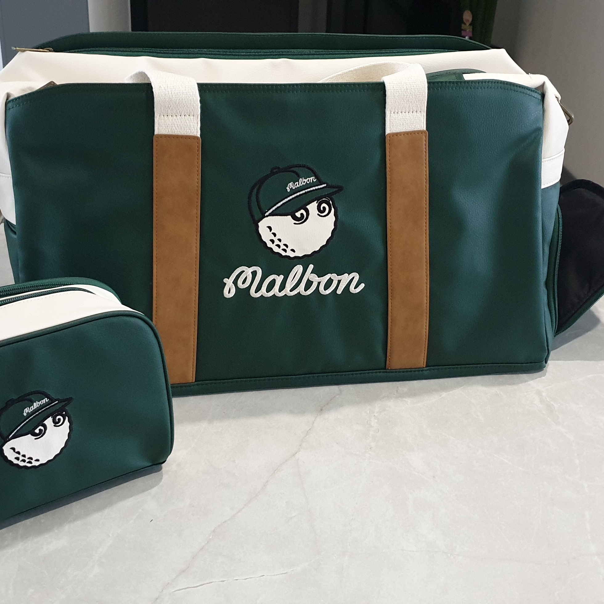 Malbon Golf M Bucket Classic Stand Bag Green, Malbon Golf M Bucket Classic Pouch Green 착용 스타일 - 4