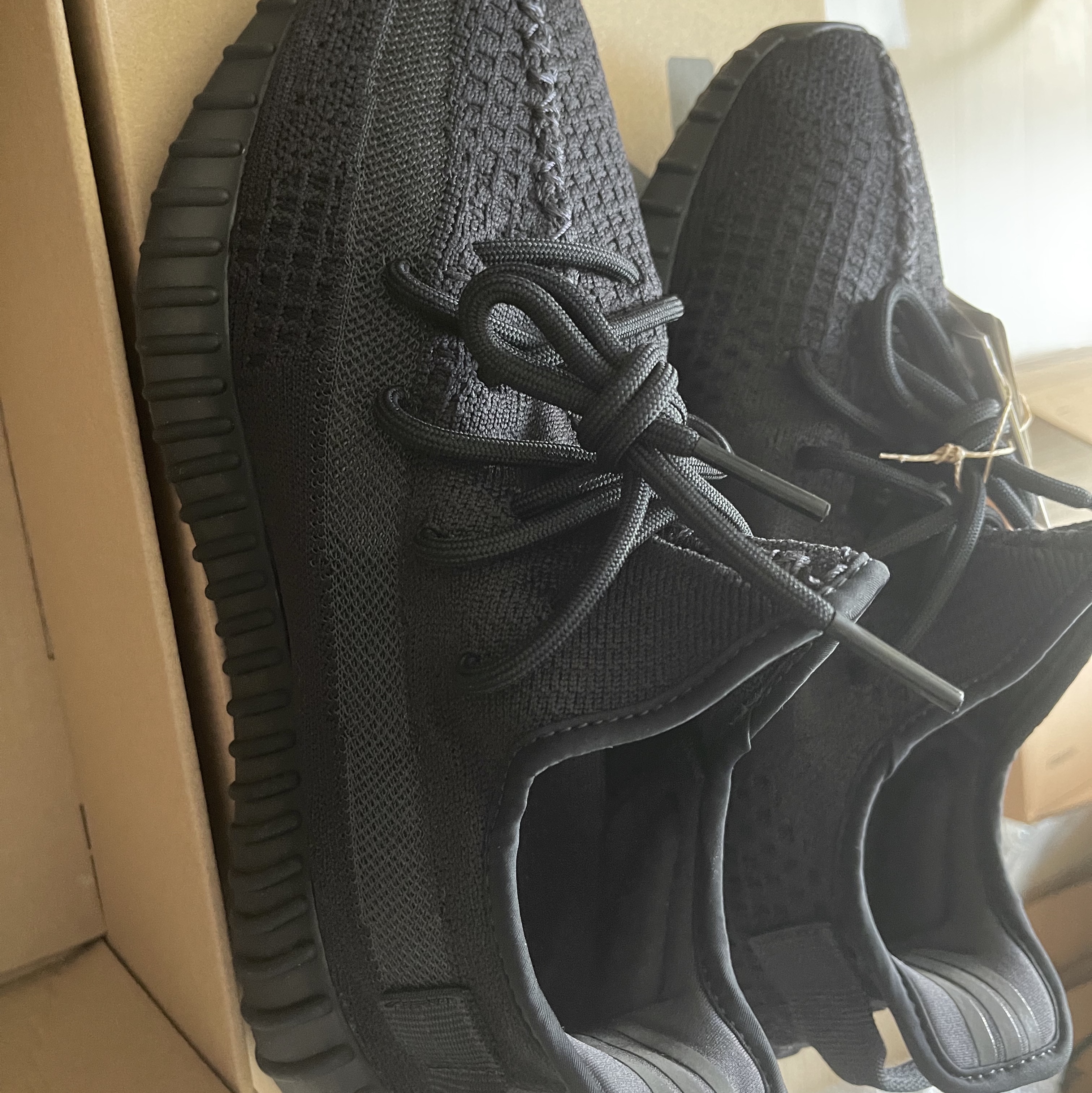 Adidas Yeezy Boost 350 V2 Onyx 착용 스타일