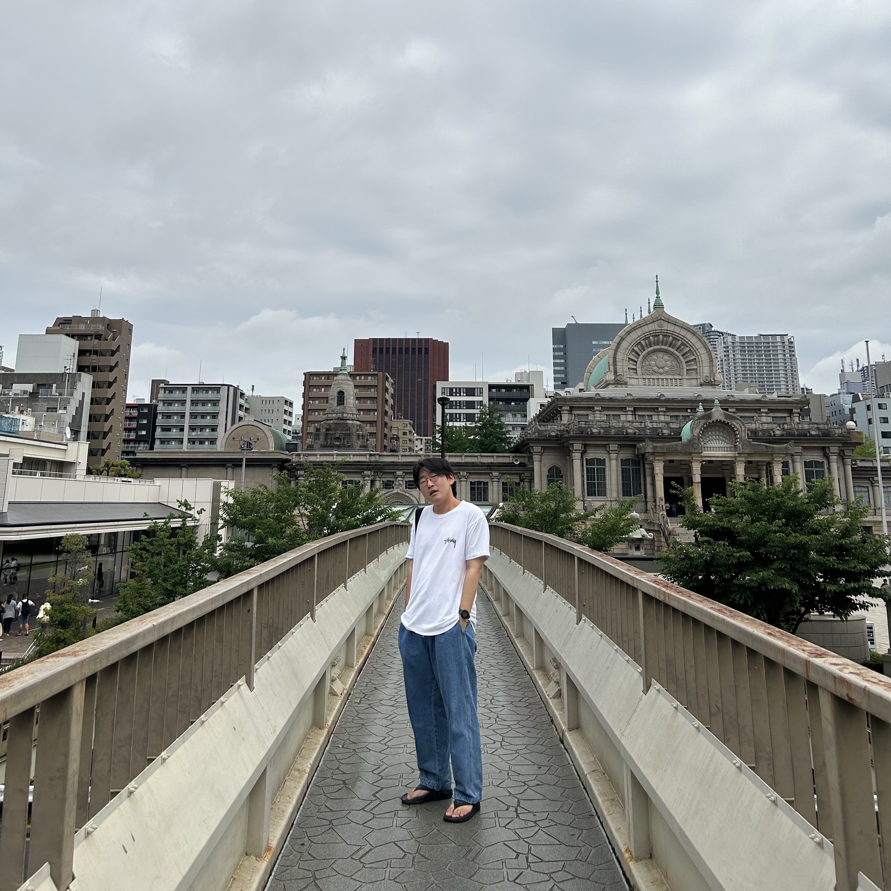 Hoka Ora Recovery Flip Black, Stussy Fuzzy Dice T-Shirt White 착용 스타일