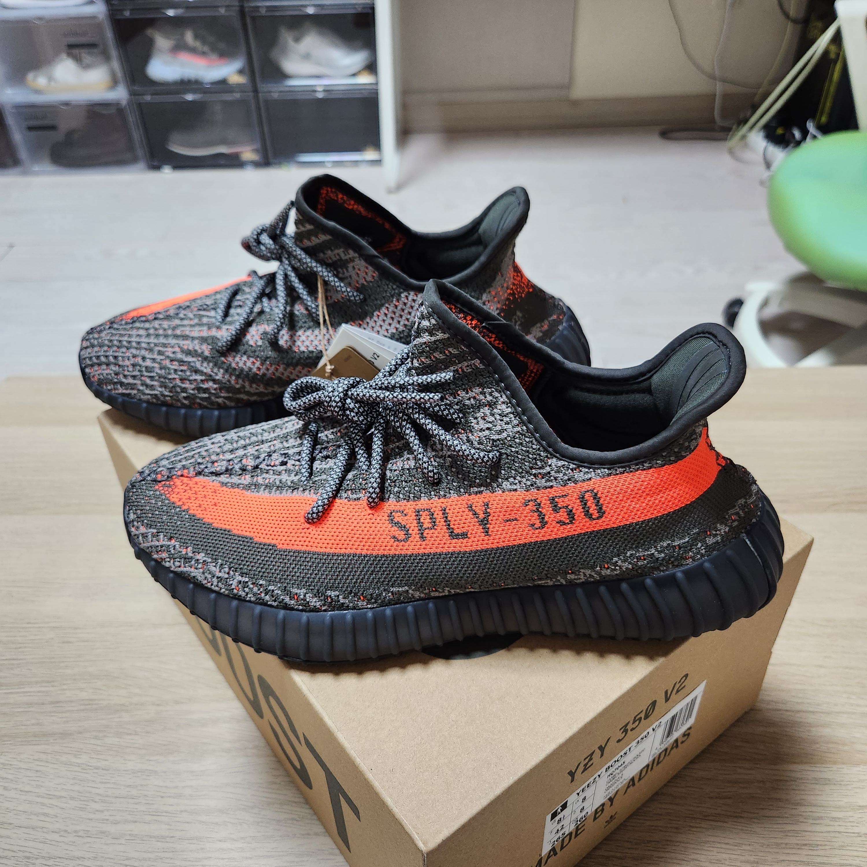 Adidas Yeezy Boost 350 V2 Carbon Beluga 착용 스타일 - 2