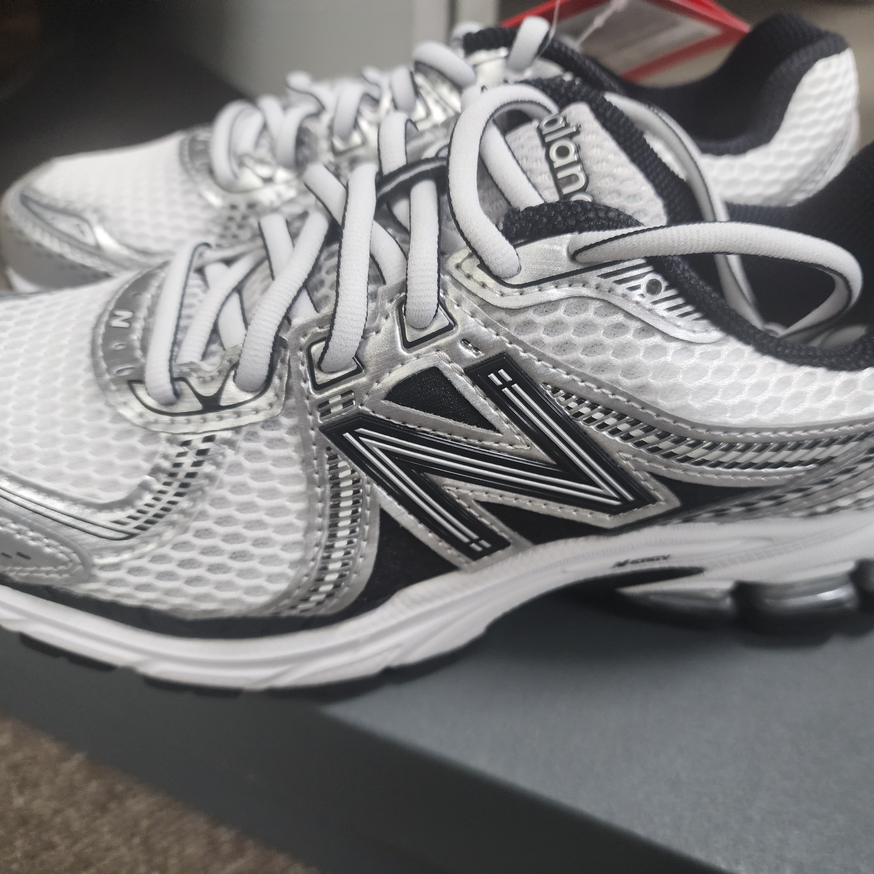 New Balance 860v2 White Black 착용 스타일