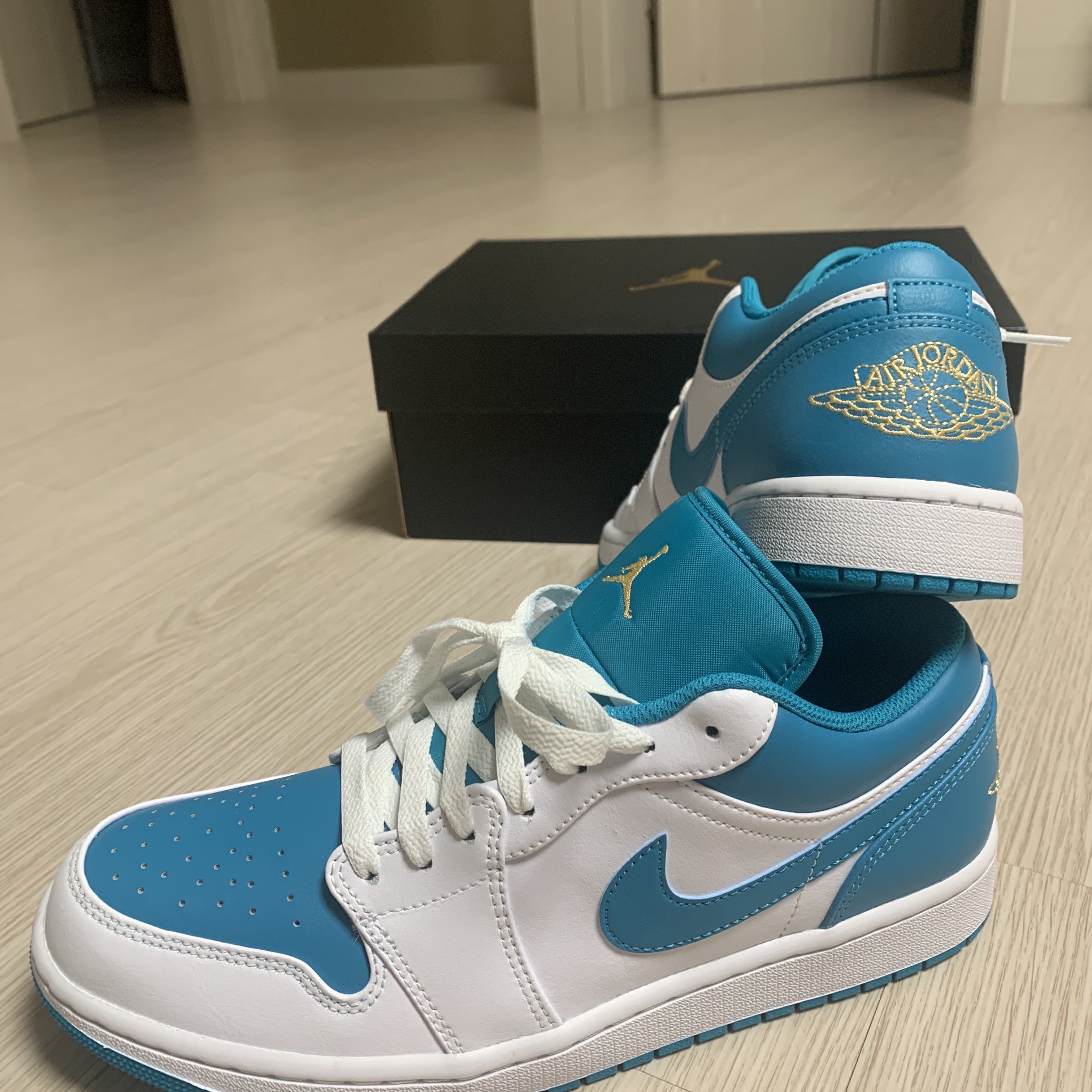 Jordan 1 Low White Aquatone 착용 스타일 - 1
