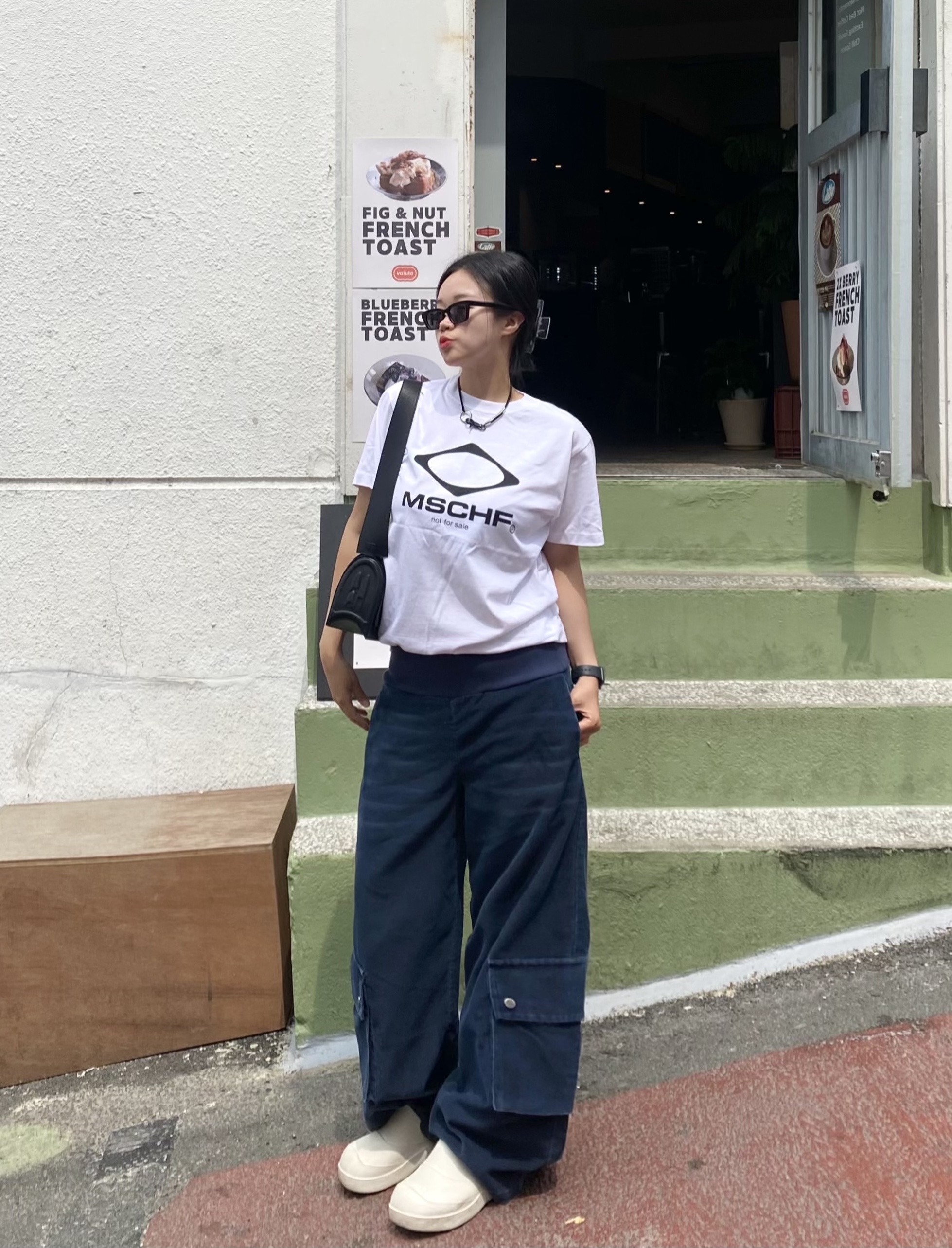 (W) Mischief Not For Sale T-Shirt White - The Hyundai Seoul Exclusive, Apple Watch SE 44mm GPS Midnight Aluminum Case with Sport Band Midnight (Korean Ver.) 착용 스타일