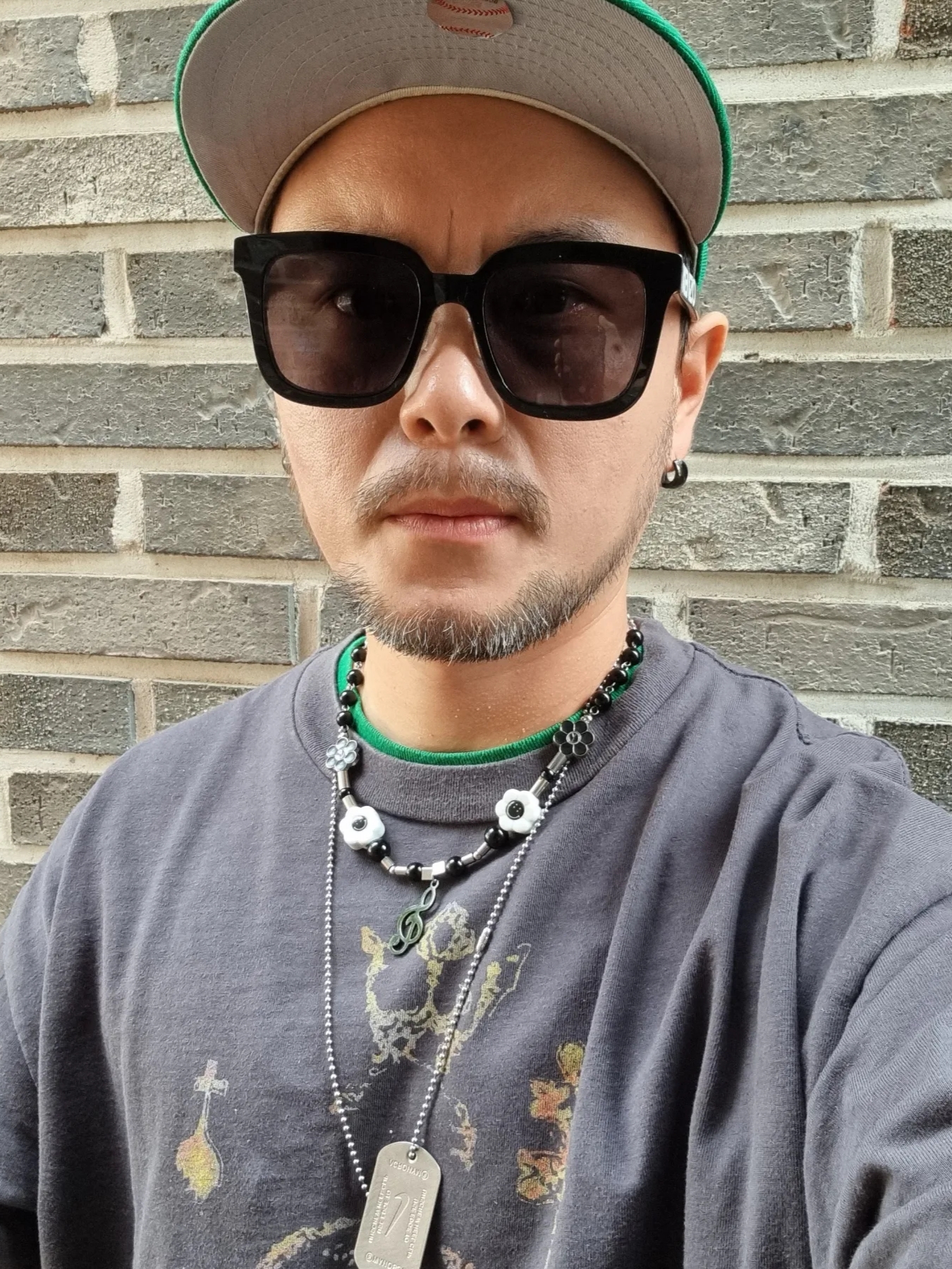 프라다 라피아 토트백 블랙, 나이키 x 오프화이트 블레이저 로우 '77 블랙 앤 일렉트로 그린 착용 스타일 - 1