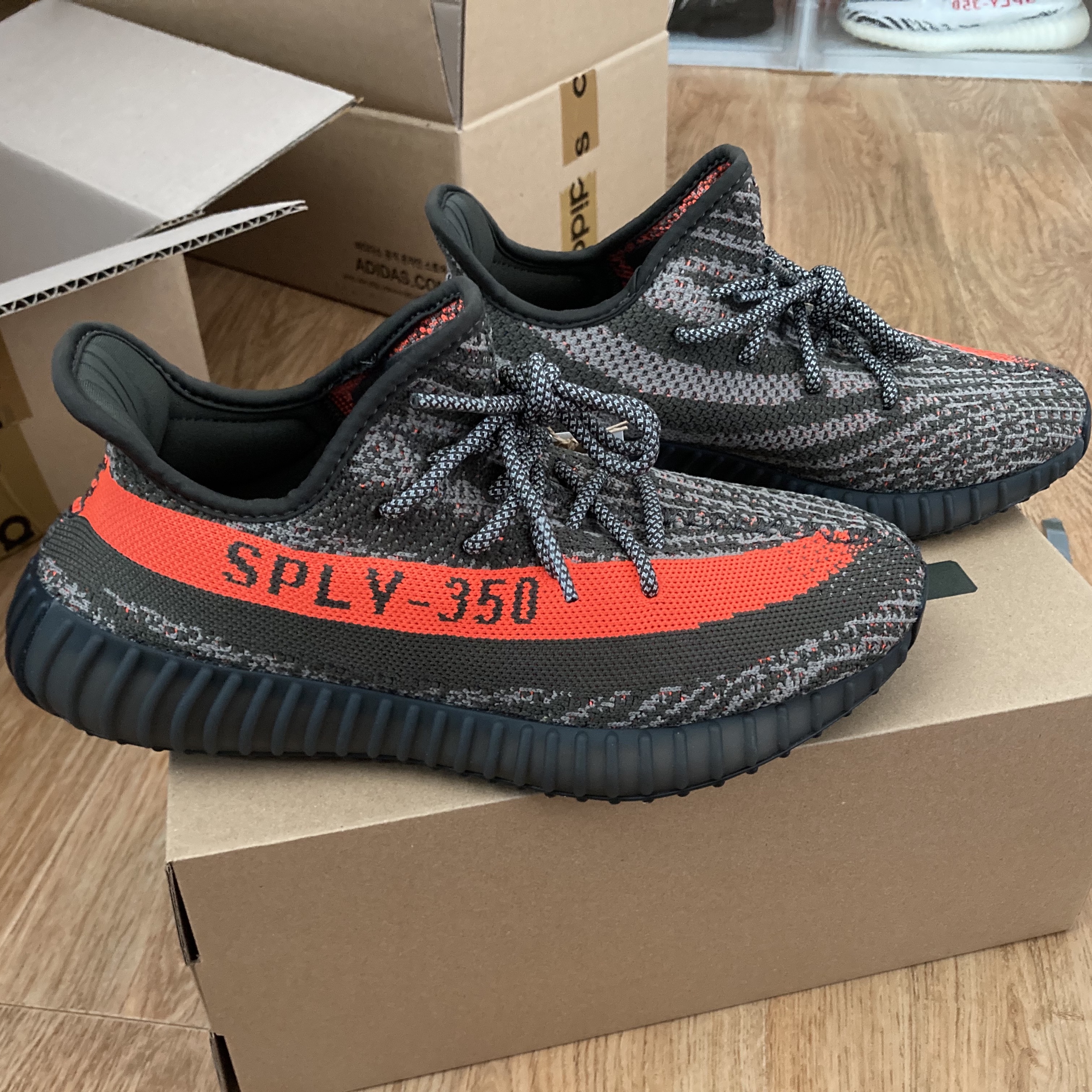 Adidas Yeezy Boost 350 V2 Carbon Beluga 착용 스타일