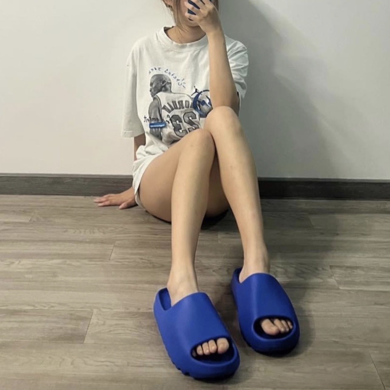 Adidas Yeezy Slide Azure 착용 스타일 - 5