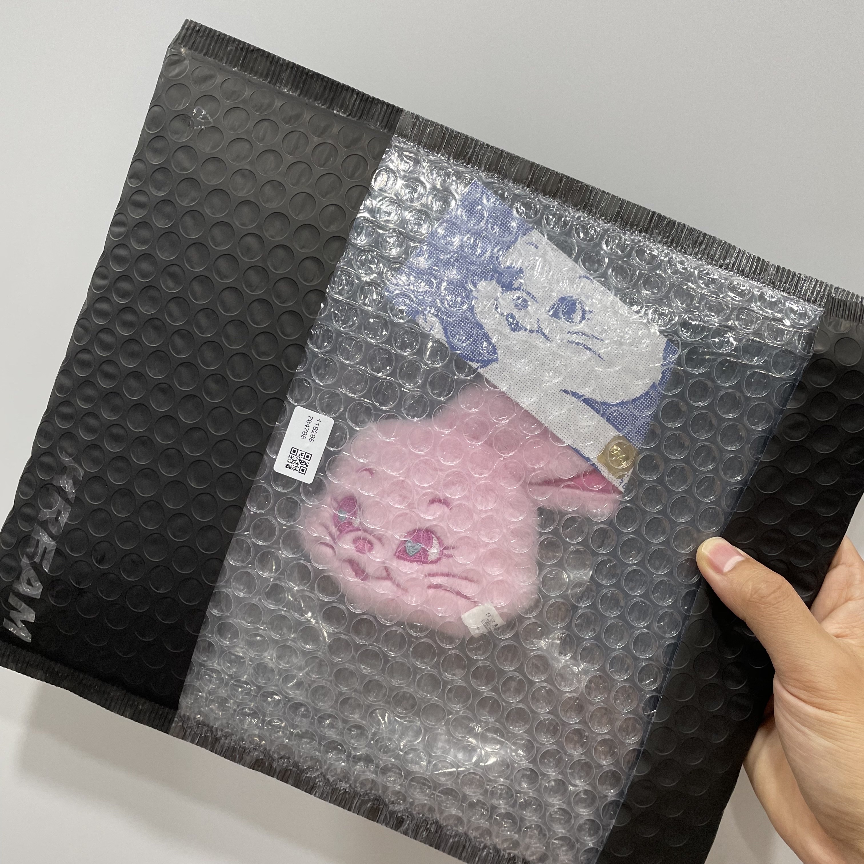 NewJeans Tokki Merchandise Fluffy Keyring Pink 착용 스타일