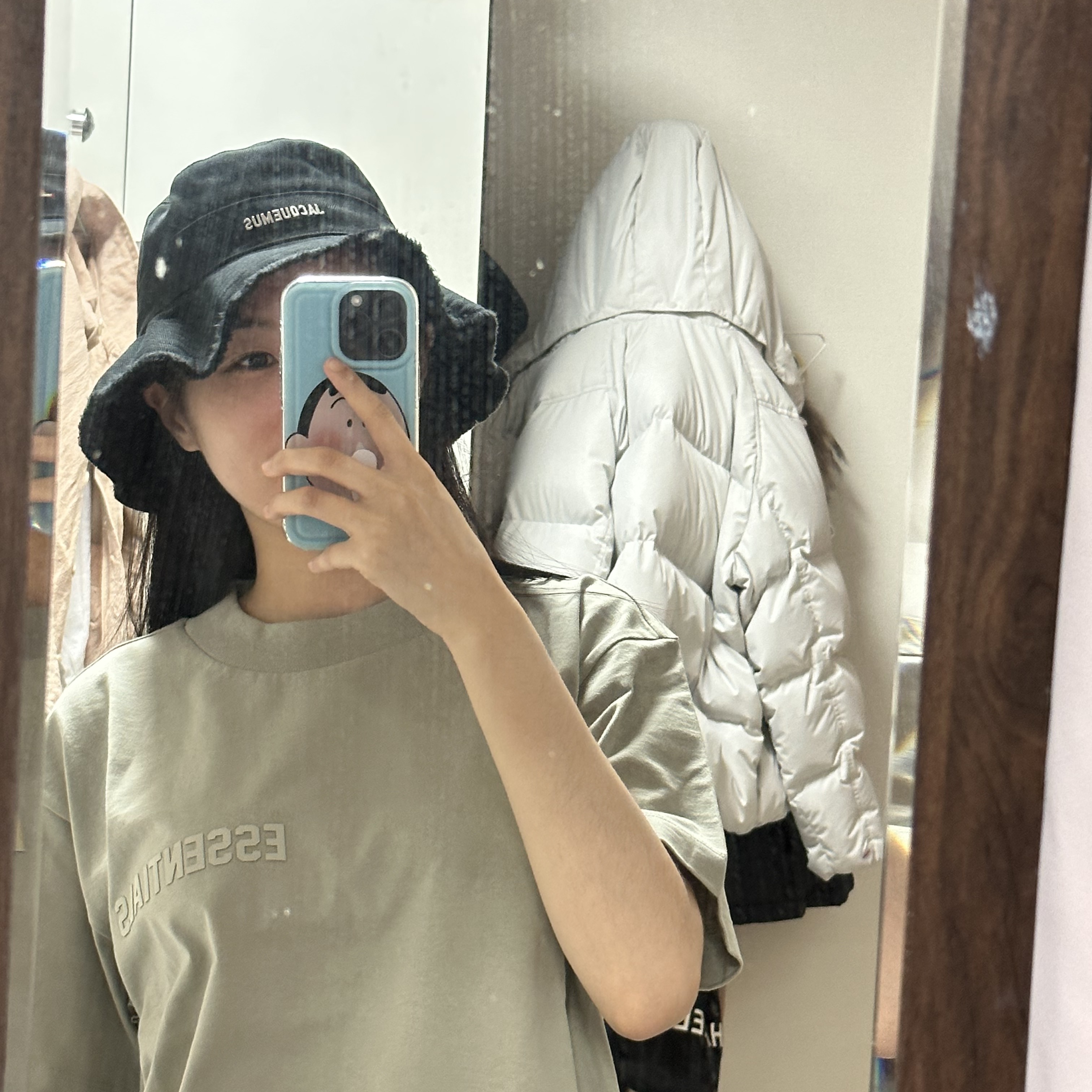 (W) Essentials SS T-Shirt Seal - 23SS 착용 스타일