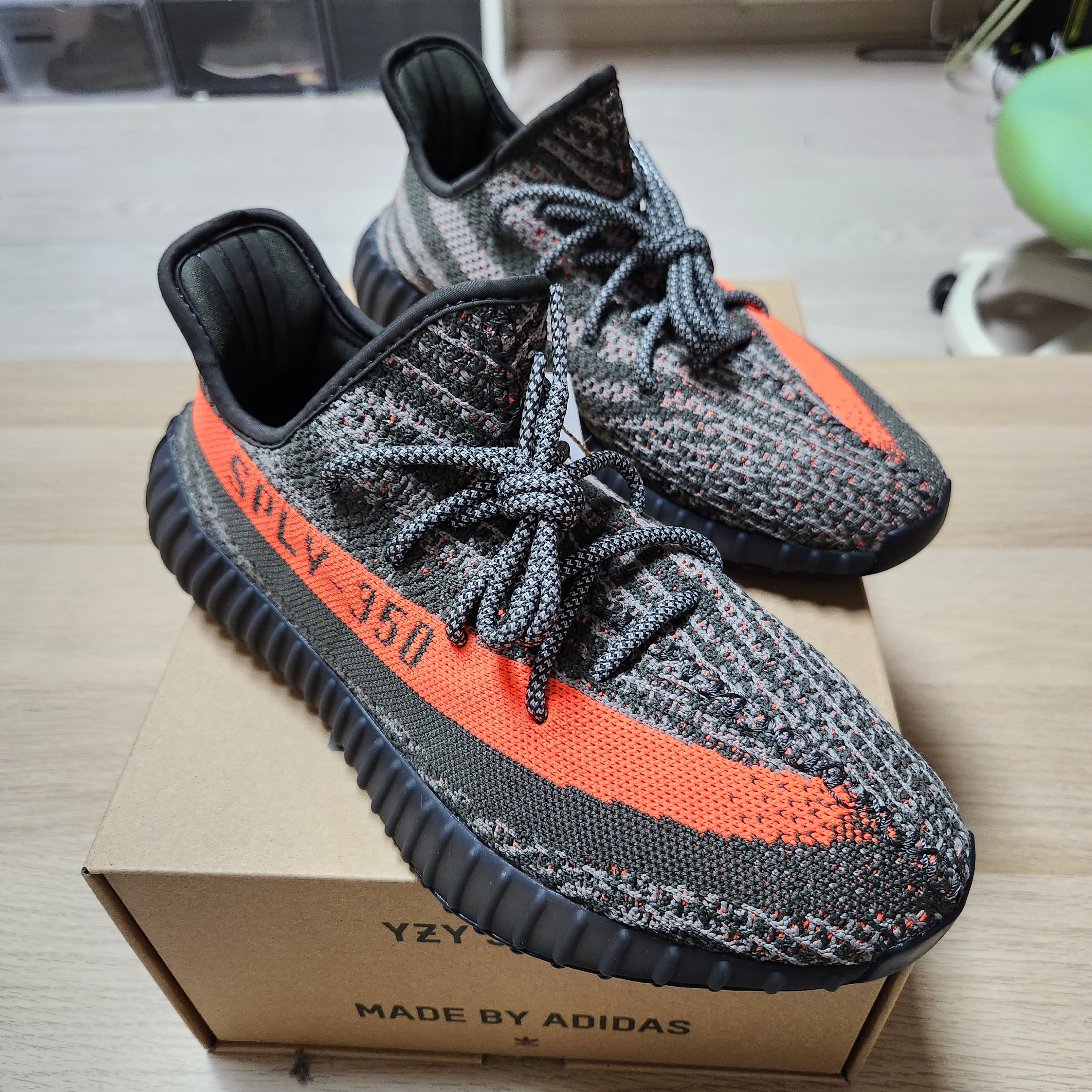 Adidas Yeezy Boost 350 V2 Carbon Beluga 착용 스타일 - 5