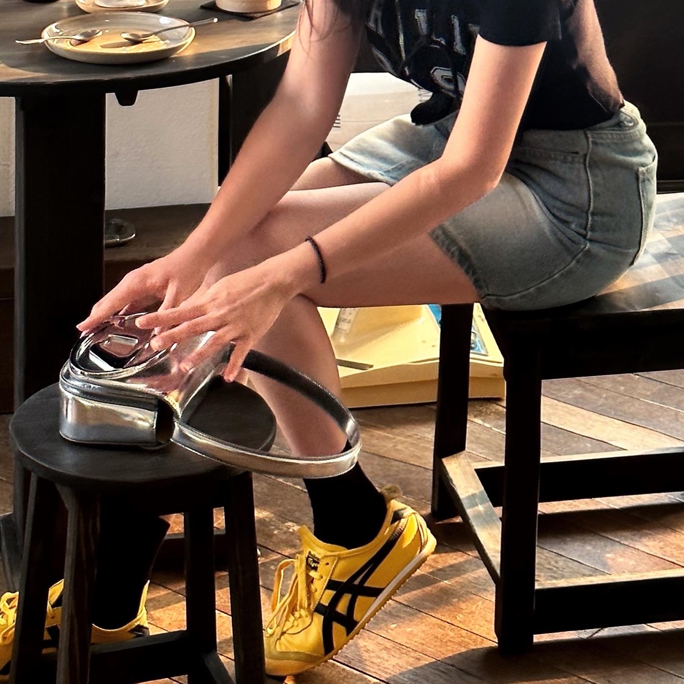 오니츠카 타이거 멕시코 66 옐로우 블랙, 디젤 1DR 숄더백 인 미러드 레더 실버 착용 스타일 - 3