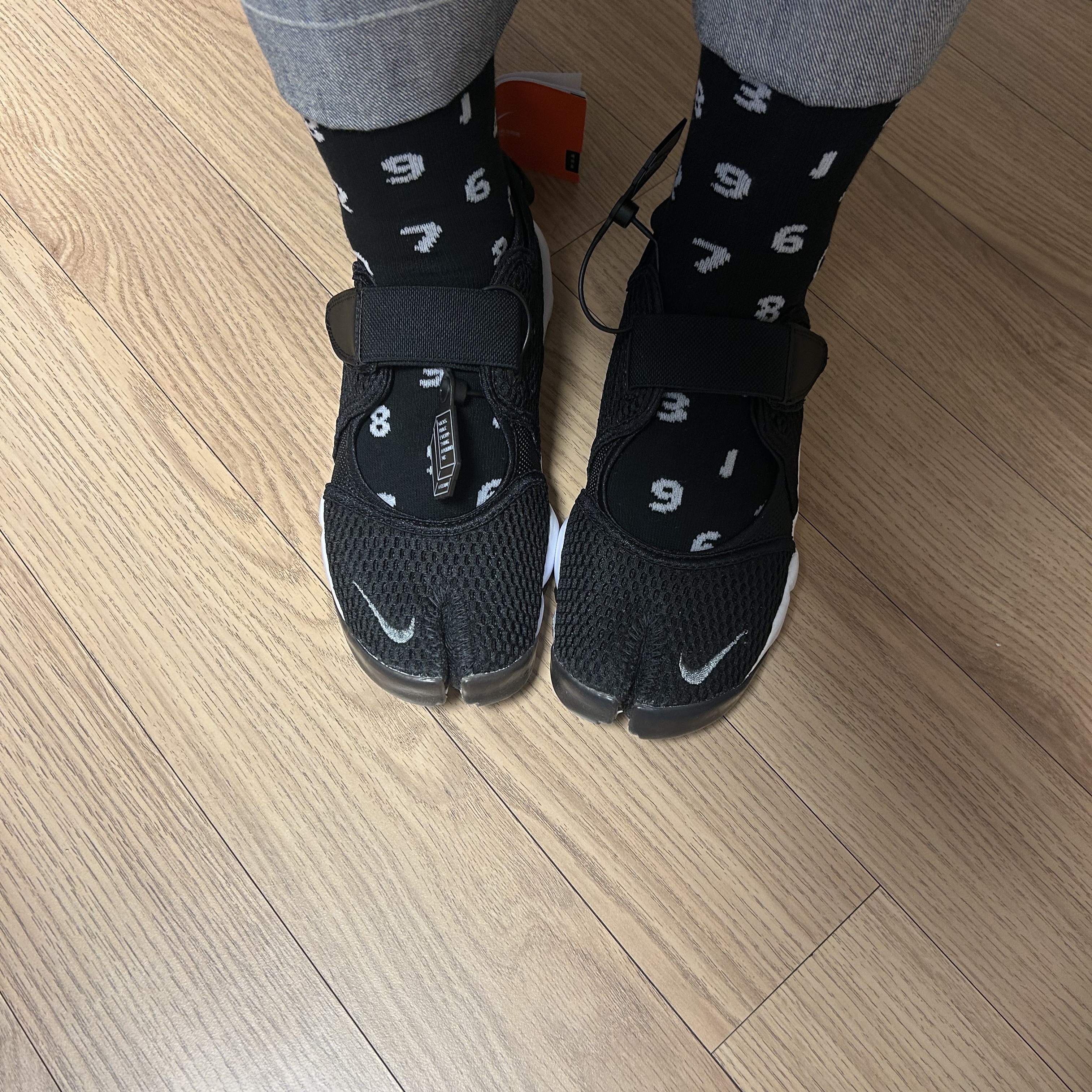 (W) Nike Air Rift Breathe Black 착용 스타일 - 2