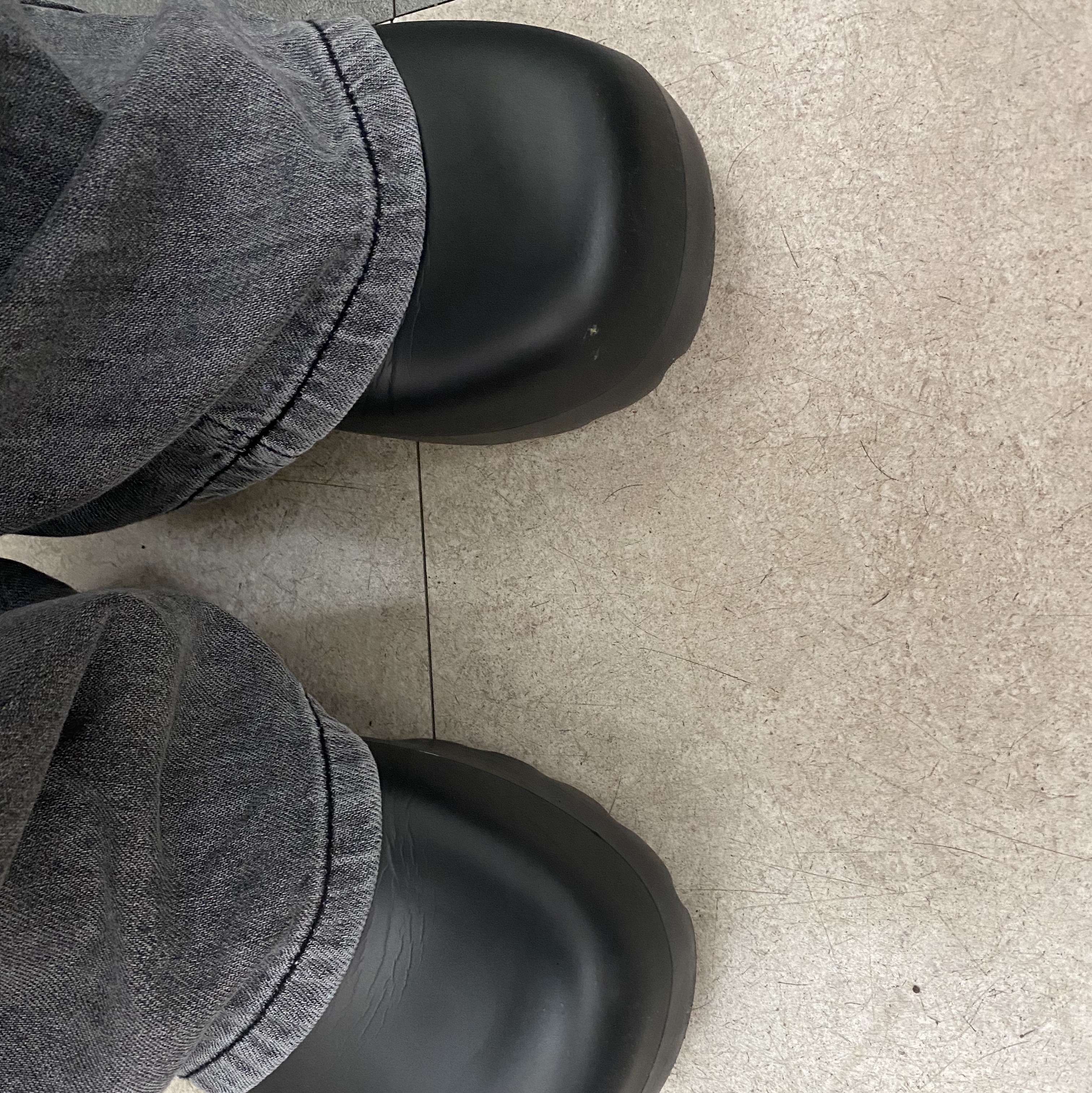 Bottega Veneta Rubber Flash Clog Black 착용 스타일