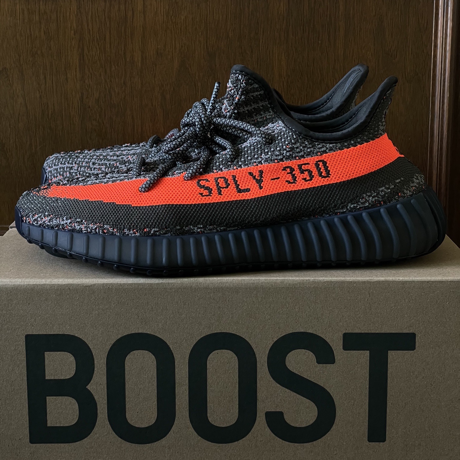 Adidas Yeezy Boost 350 V2 Carbon Beluga 착용 스타일 - 1