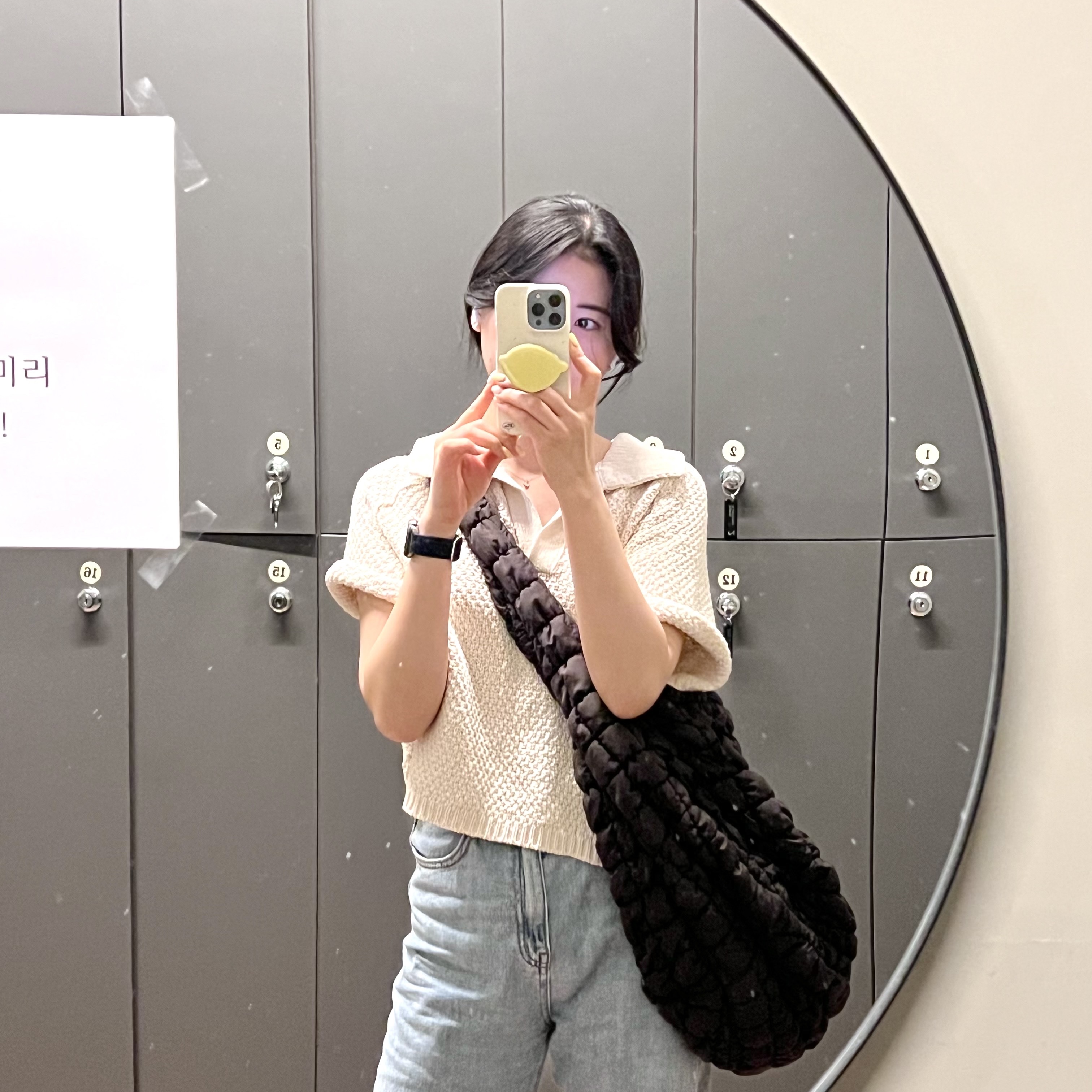 COS Quilted Oversized Shoulder Bag Brown 착용 스타일 - 2