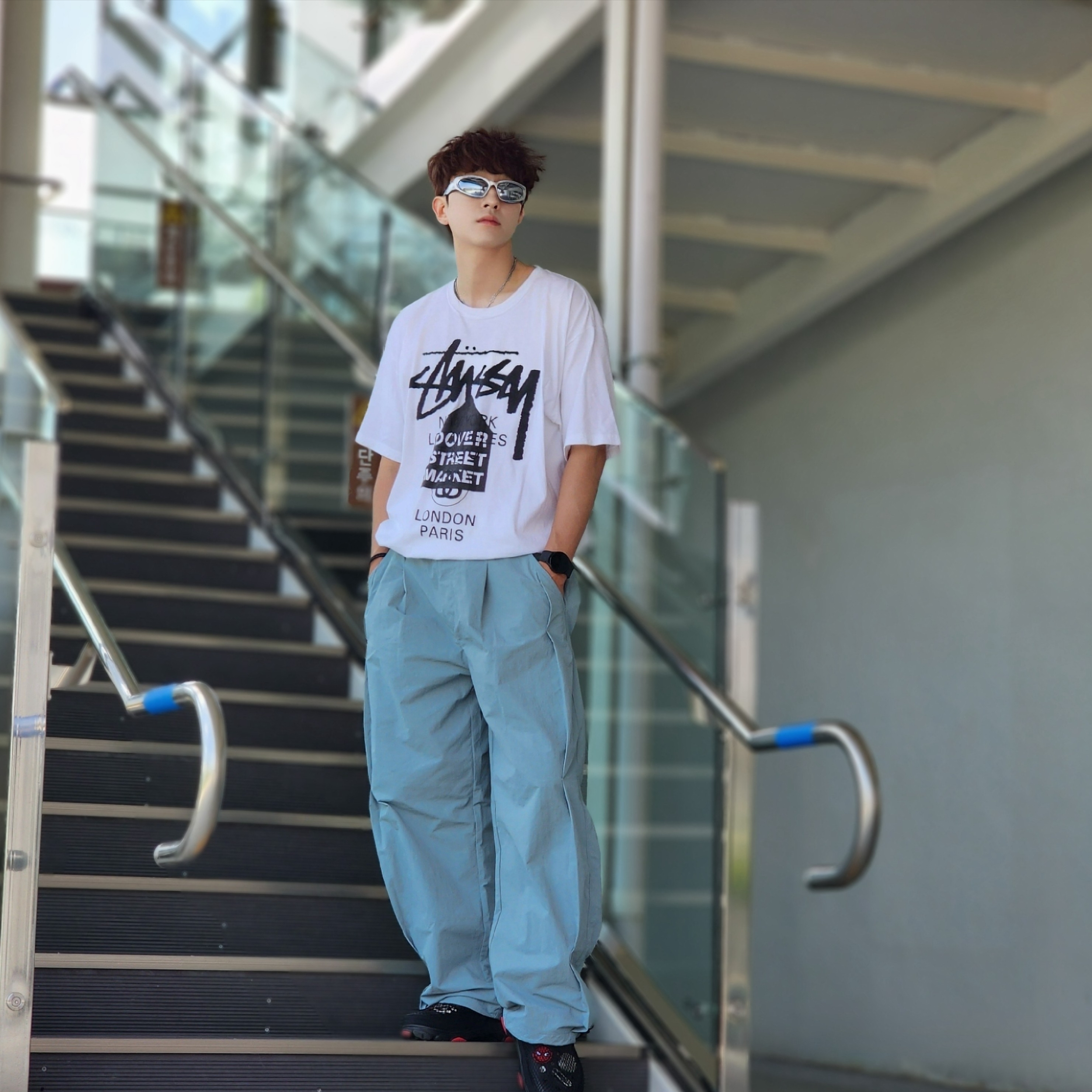 Stussy Sphinx T-shirt Black, Adidas Adilette Clog Black White 착용 스타일 - 3