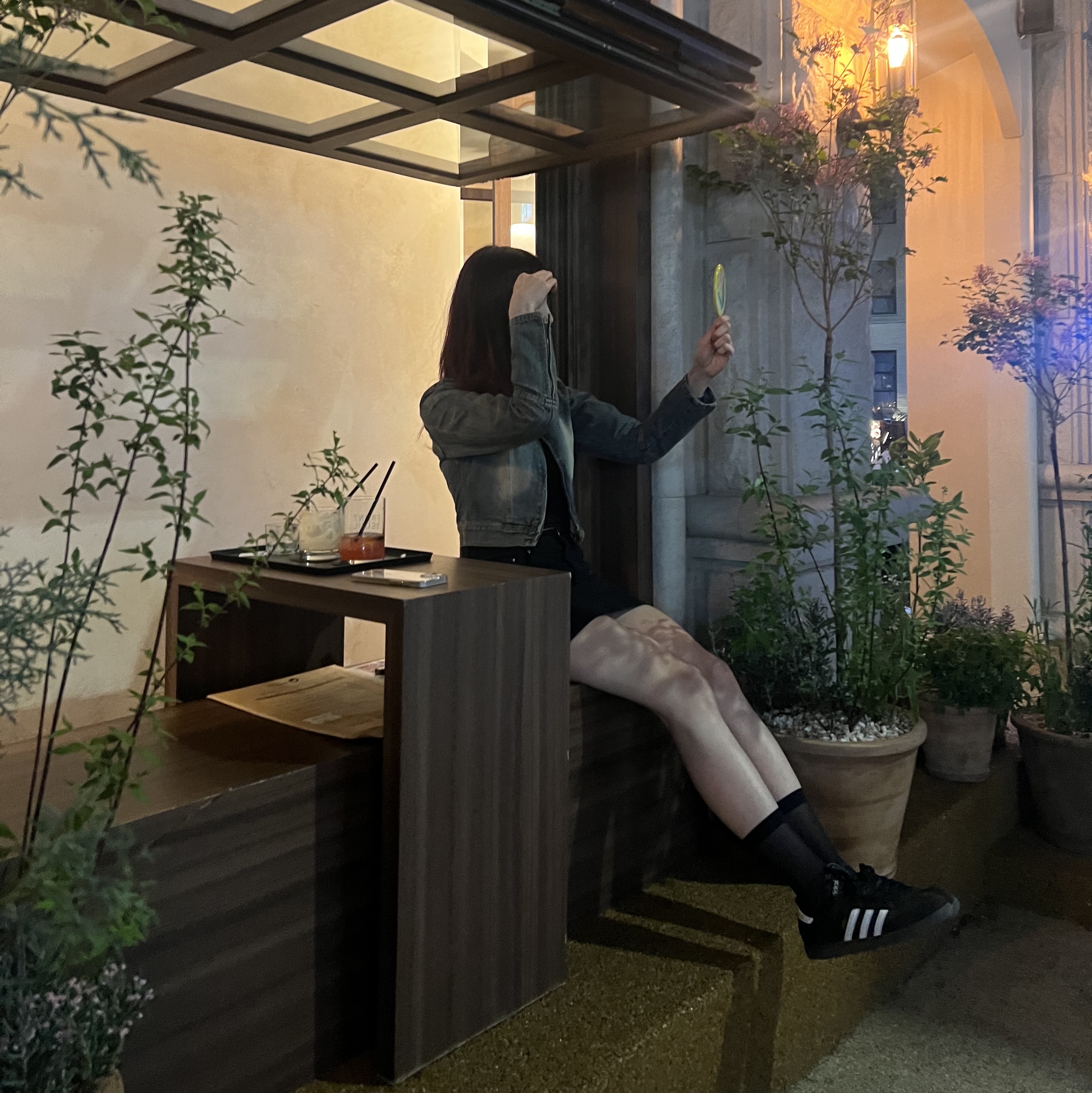 (J) 아디다스 삼바 클래식 코어 블랙, 프라다 리에디션 2005 사피아노 트리밍 리나일론 호보백 블랙 착용 스타일 - 3