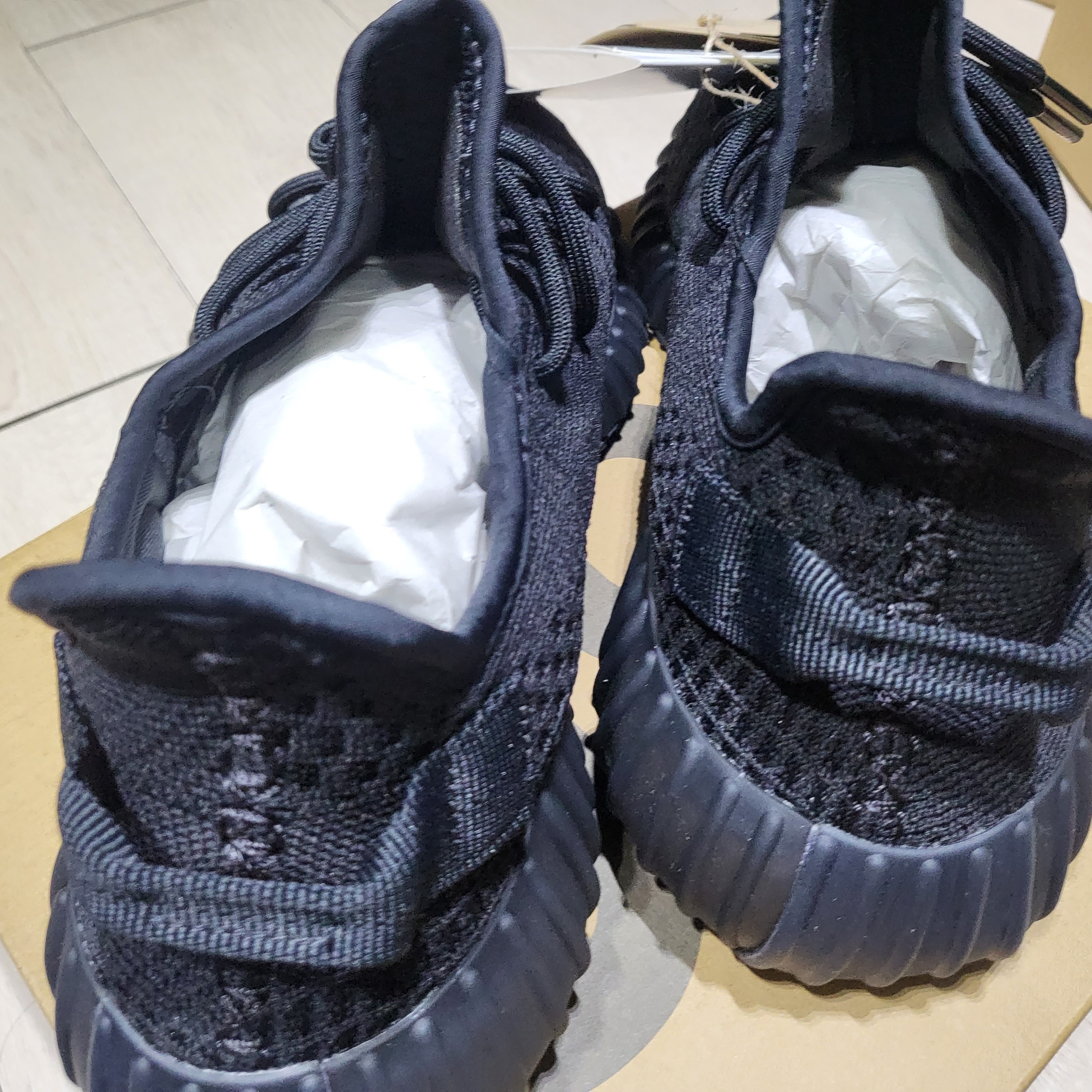 Adidas Yeezy Boost 350 V2 Onyx 착용 스타일 - 2