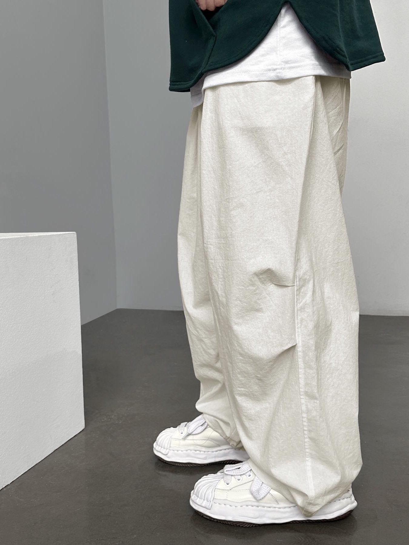 Maison Mihara Yasuhiro Blakey OG Sole Canvas Low-top Sneakers White 착용 스타일 - 3
