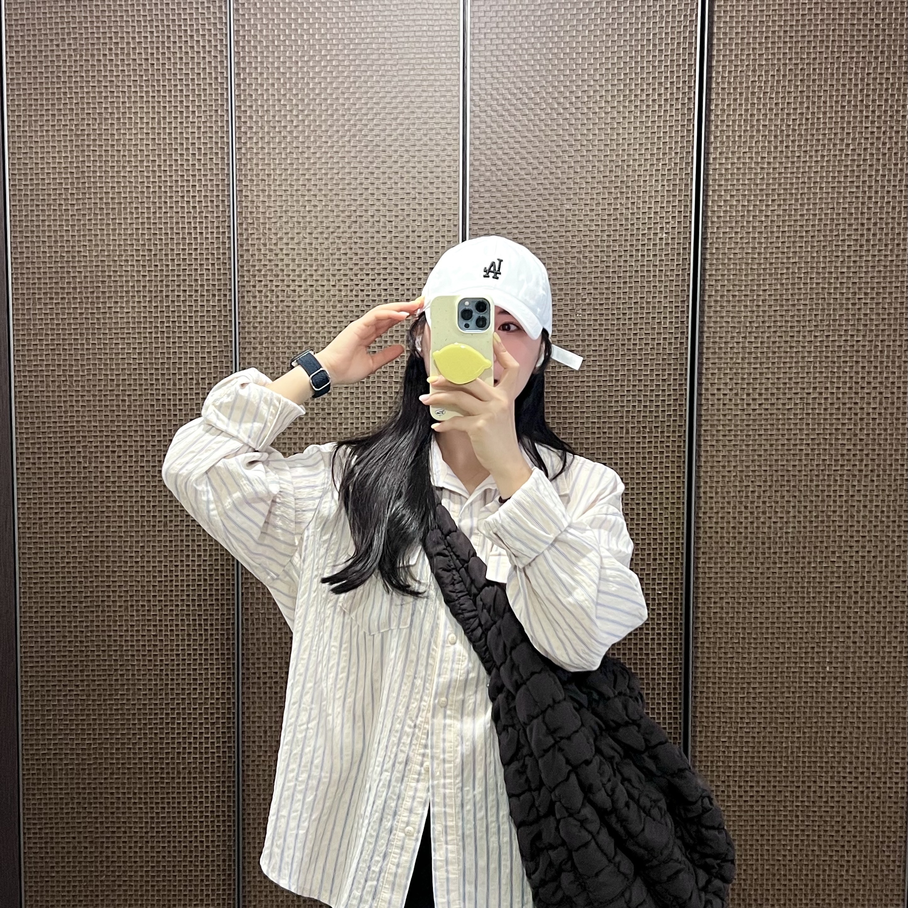 COS Quilted Oversized Shoulder Bag Brown 착용 스타일 - 3