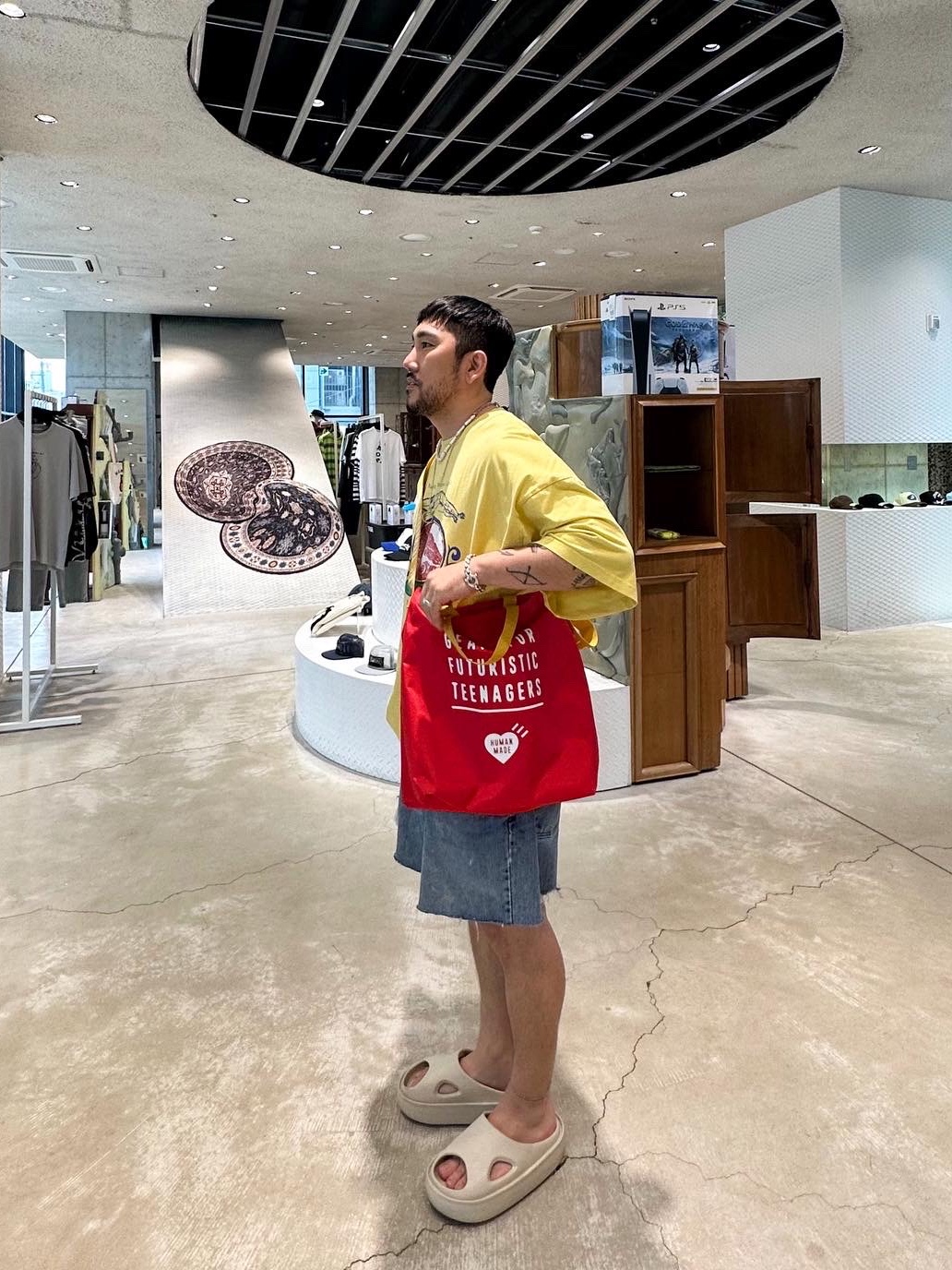 Human Made Nylon Heart 2-Way Tote Bag Red 착용 스타일 - 1